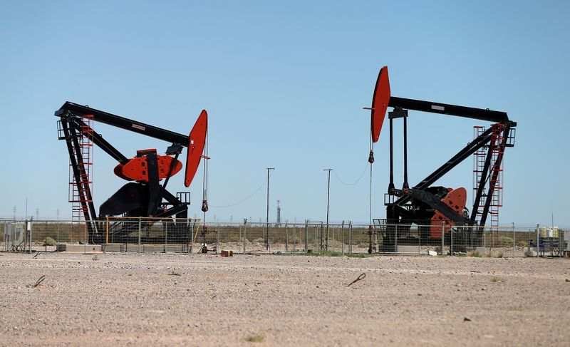 FOTO DE ARCHIVO: Balancines petroleros se ven en el depósito de petróleo y gas de esquisto de Vaca Muerta en la provincia patagónica de Neuquén, Argentina. 21 de enero, 2019. REUTERS/Agustin Marcarian/Archivo