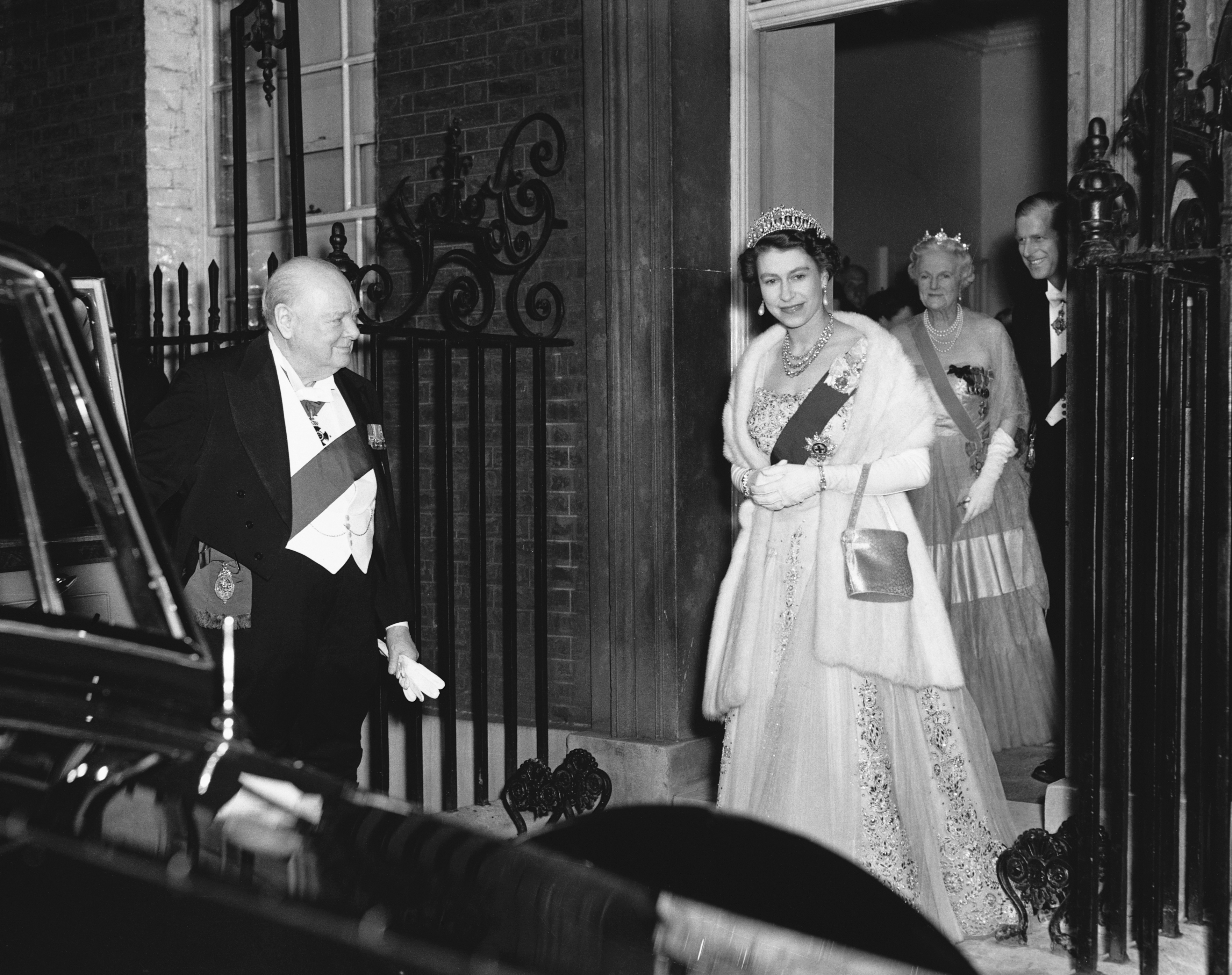 Churchill como primer ministro en una recepción de la reina de Inglaterra (Photo by © Hulton-Deutsch Collection/CORBIS/Corbis via Getty Images)