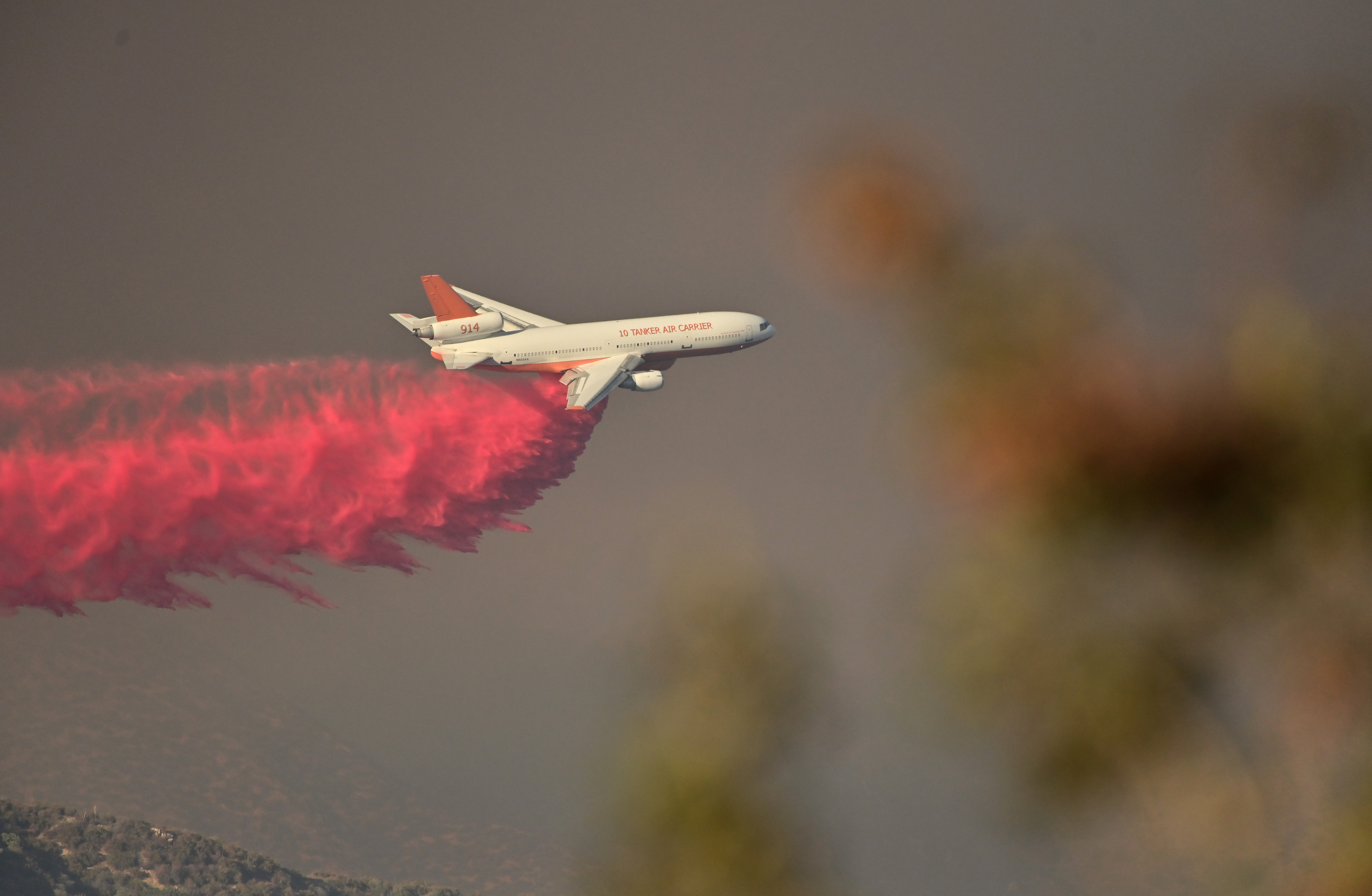 El llamado Apple Fire que estalló semanas atrás cerca de la ciudad de San Bernardino ha carbonizado decenas de miles de hectáreas de tierra, (AFP)