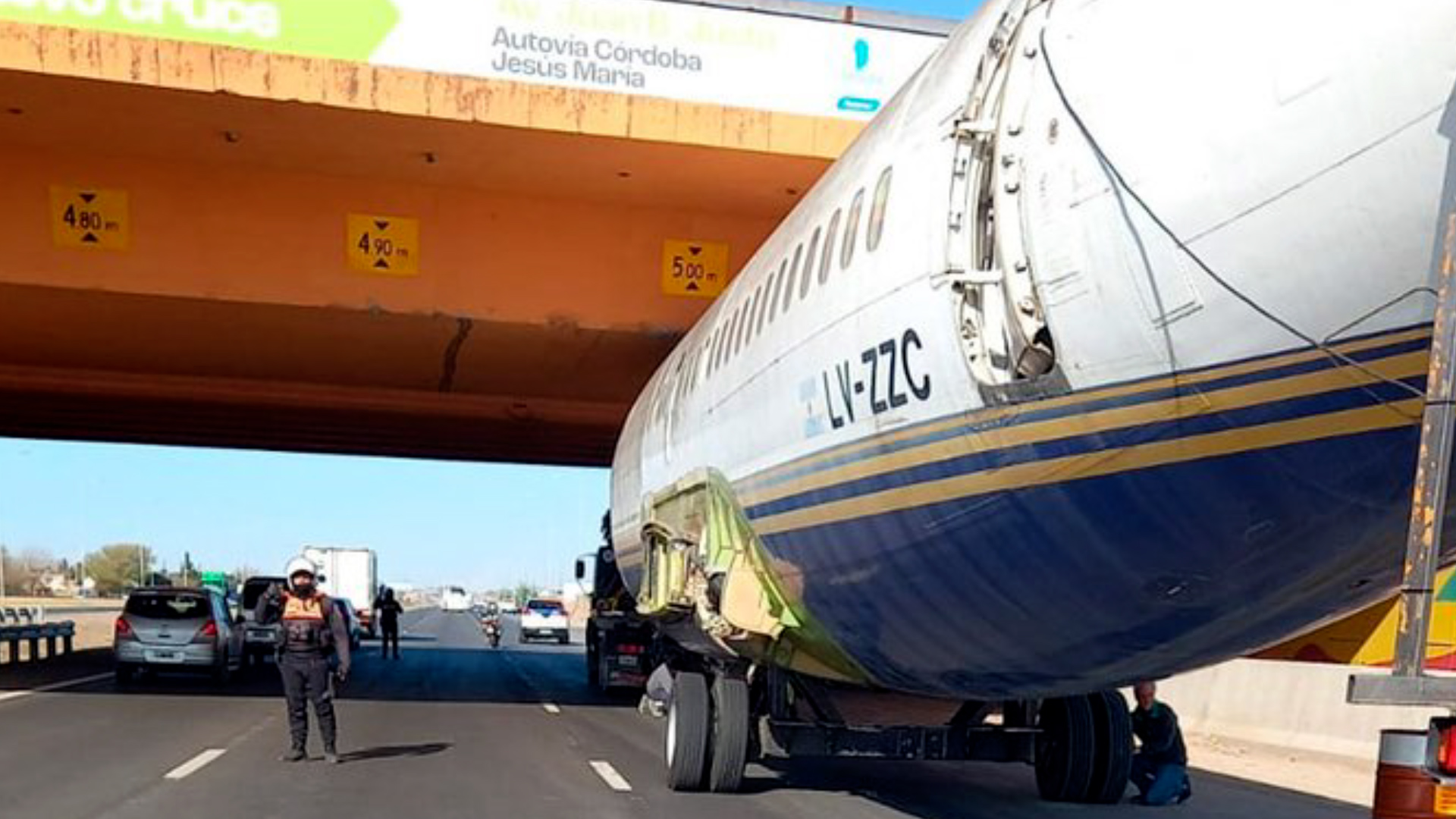 El avión atascado en un puente de la ciudad de Córdoba fue trasladado a Oncativo, donde se espera que funcione como un boliche y bar temático. (Twitter)