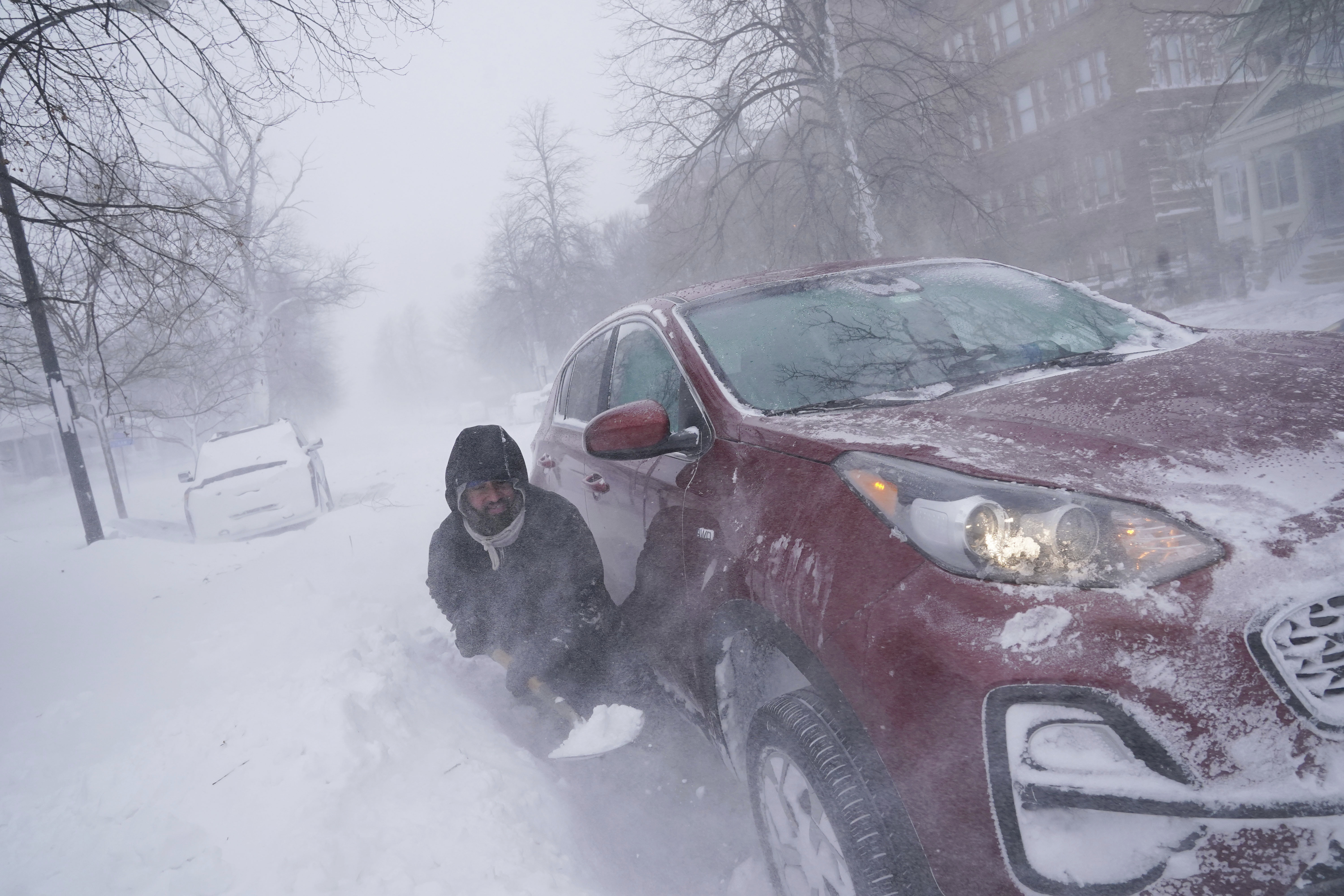 Gamaliel Vega intenta desenterrar su automóvil en Lafayette Avenue después de quedar atrapado en un ventisquero a una cuadra de su casa mientras intentaba ayudar a rescatar a su prima, que se había quedado sin electricidad y calefacción con un bebé en su casa al otro lado de la ciudad durante una tormenta de nieve en Buffalo. N.Y., el sábado 24 de diciembre de 2022.