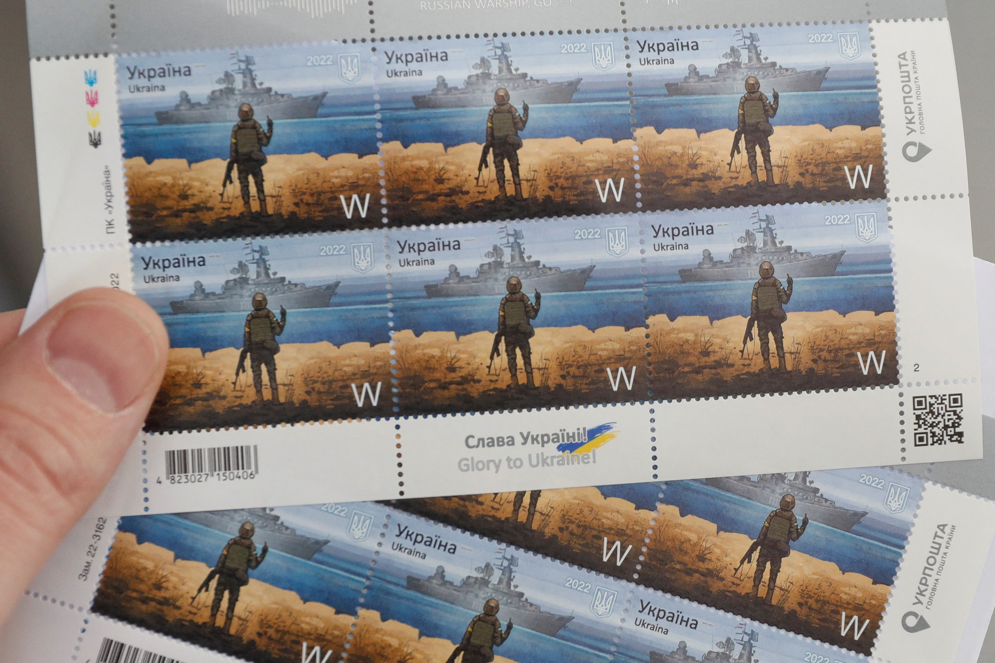 Nuevos sellos postales en Ucrania, con un soldado y un gesto de insulto a un buque ruso, el Moskva (REUTERS/Valentyn Ogirenko)