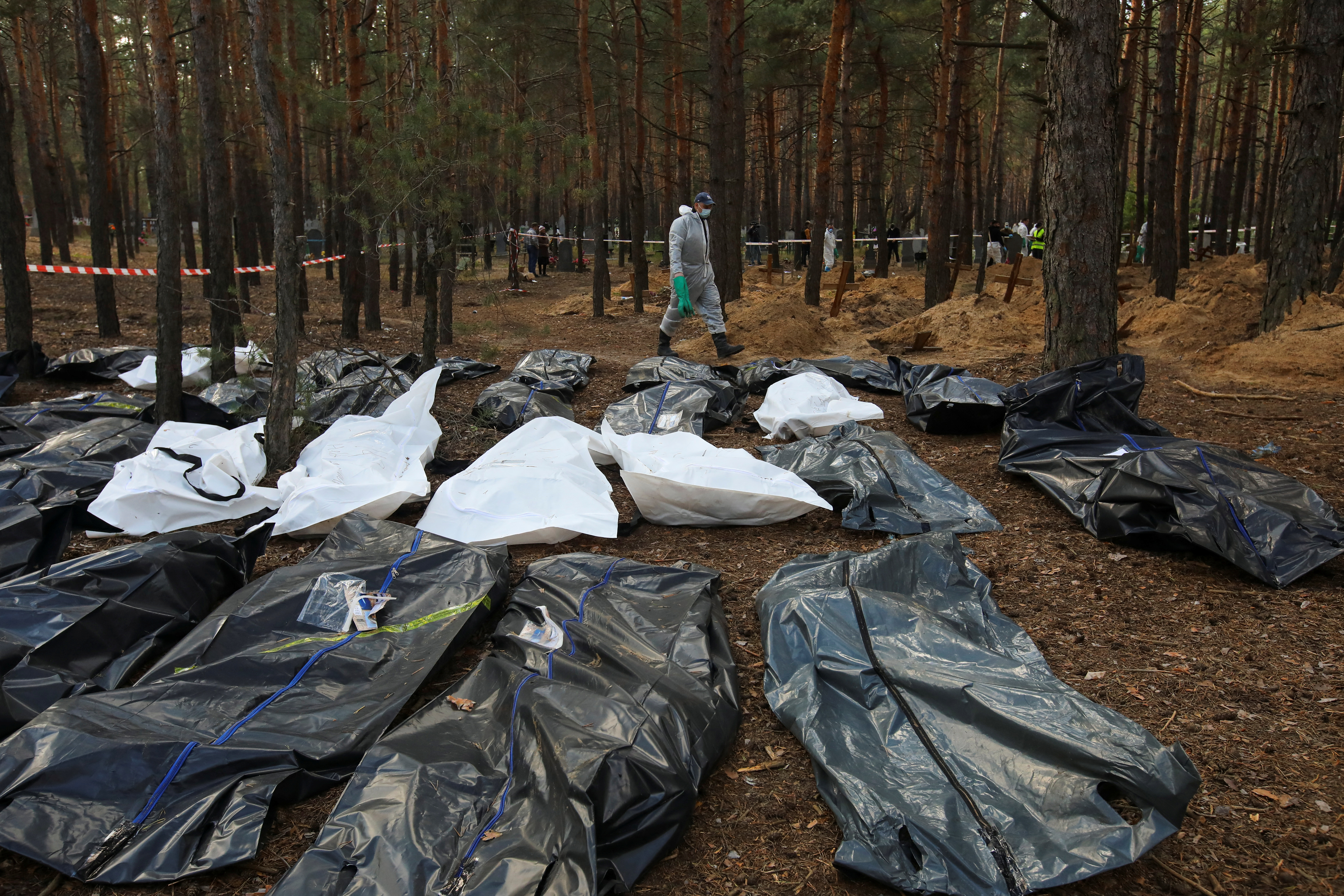 Exhumación de cuerpos en Izium, en la región de Kharkiv (Reuters)
