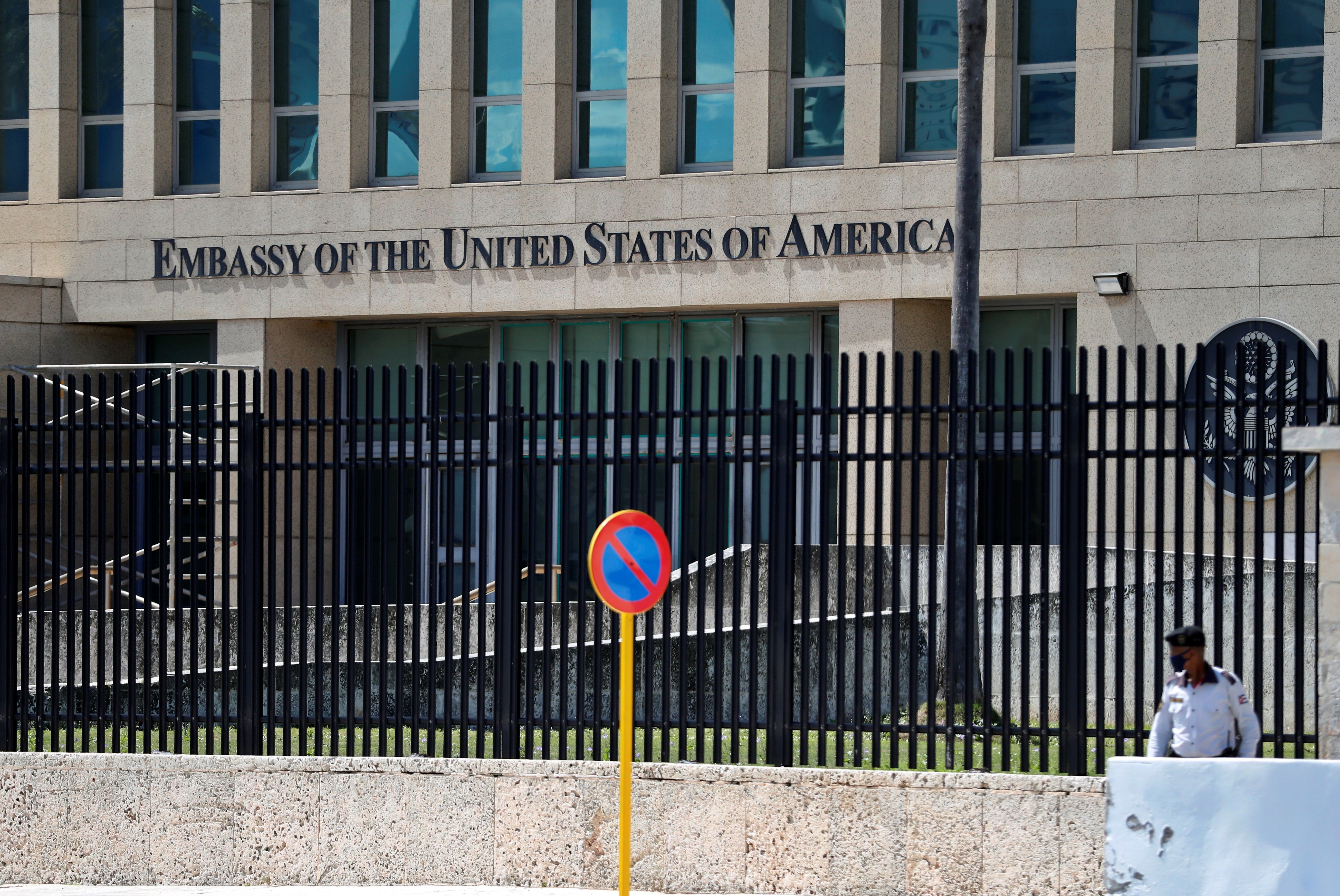 Vista exterior de la Embajada de Estados Unidos hoy, en La Habana (Cuba). EFE/Ernesto Mastrascusa
