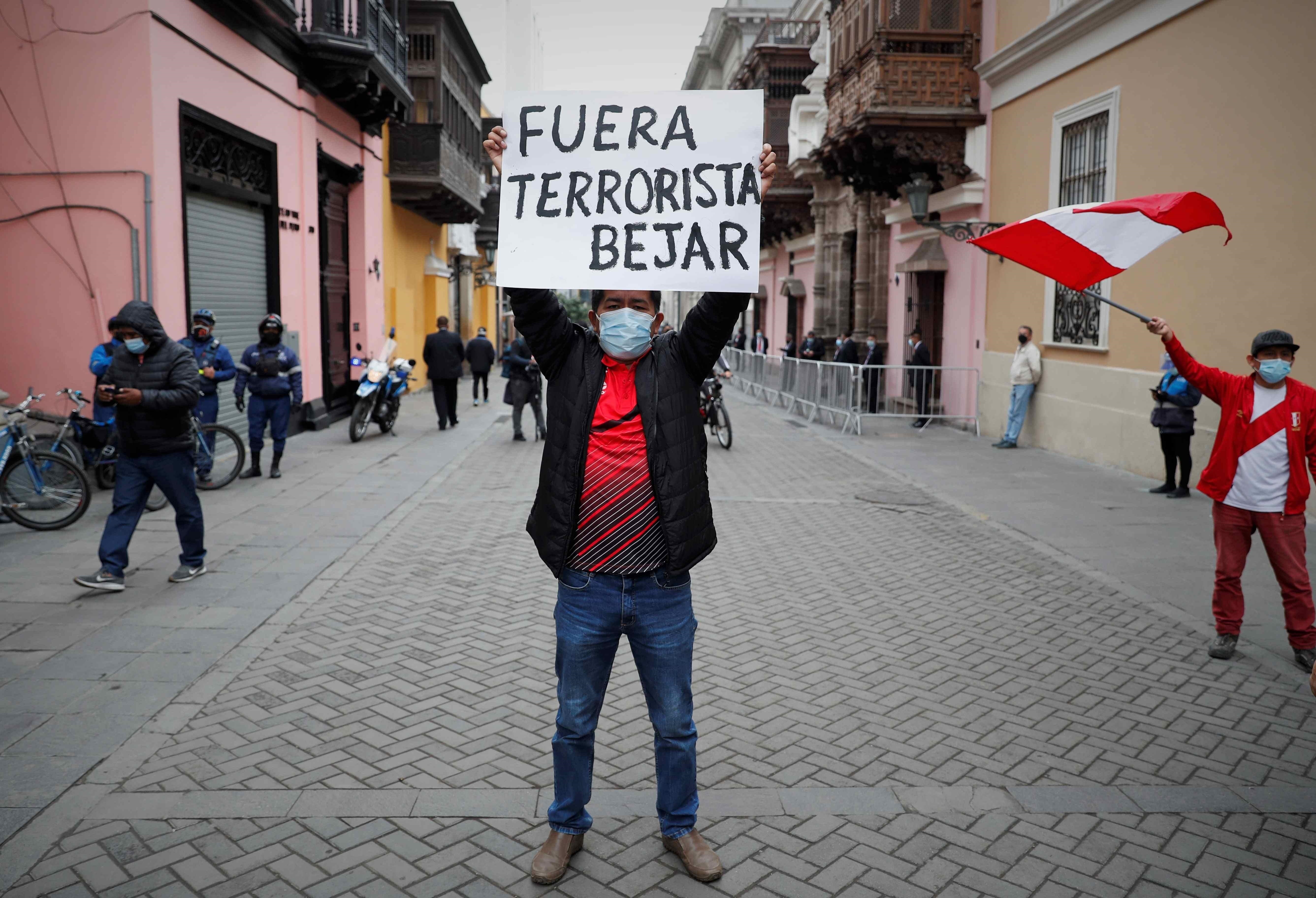 Un grupo de personas fue registrado este martes al protestar en contra del canciller peruano, Héctor Bejar, en los exteriores del palacio de Torre Tagle, sede de la Cancillería, en Lima (Perú). EFE/Paolo Aguilar

