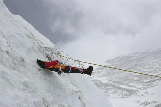 El deshielo del Everest deja al descubierto cadáveres de montañistas y toneladas de basura