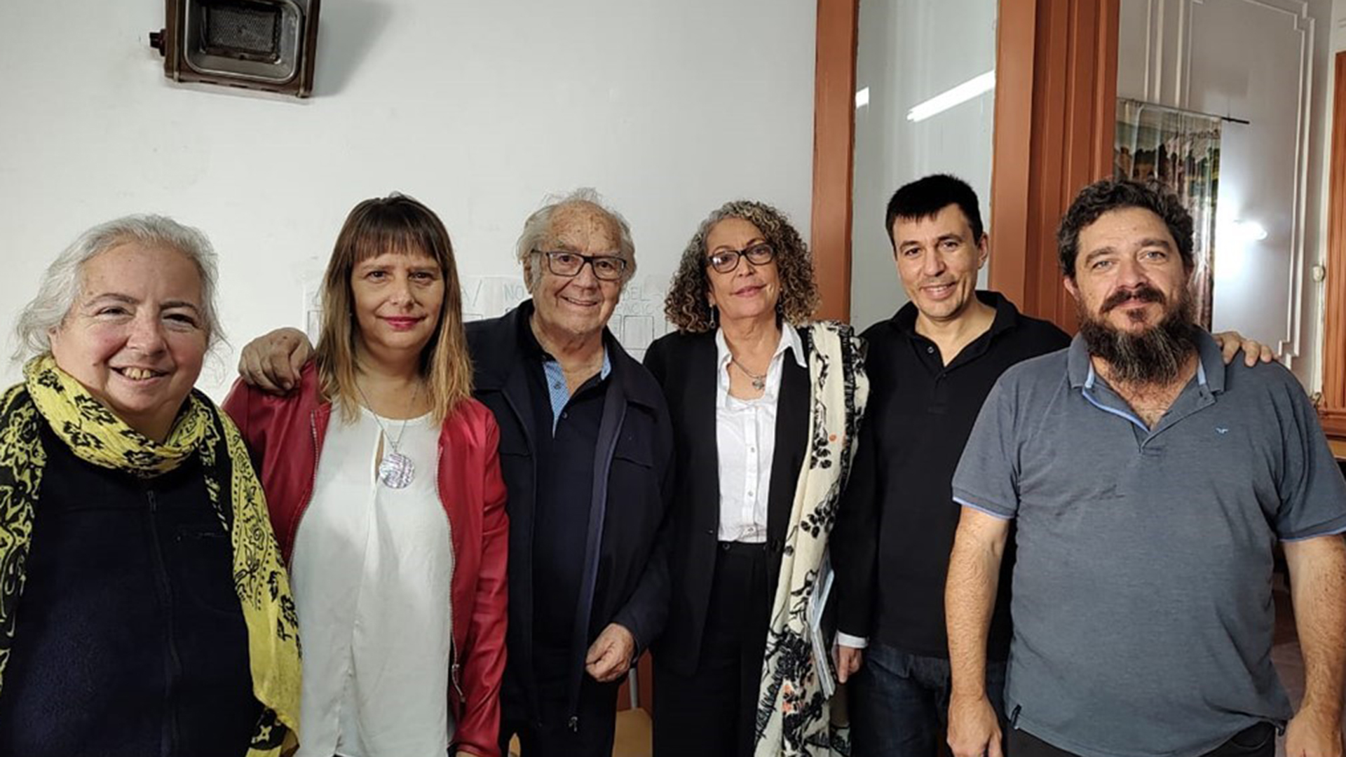 De izquierda a derecha, Claudia Korol, de Pañuelos en Rebeldía; Alejandrina Barry, diputada; Adolfo Pérez Esquivel, premio Nobel de la Paz; Mónica Baltodano, exguerrillera nicaragüense; Mariano Rosa, vicepresidente de MST y Pablo Almeida, diputado. (Foto cortesía)