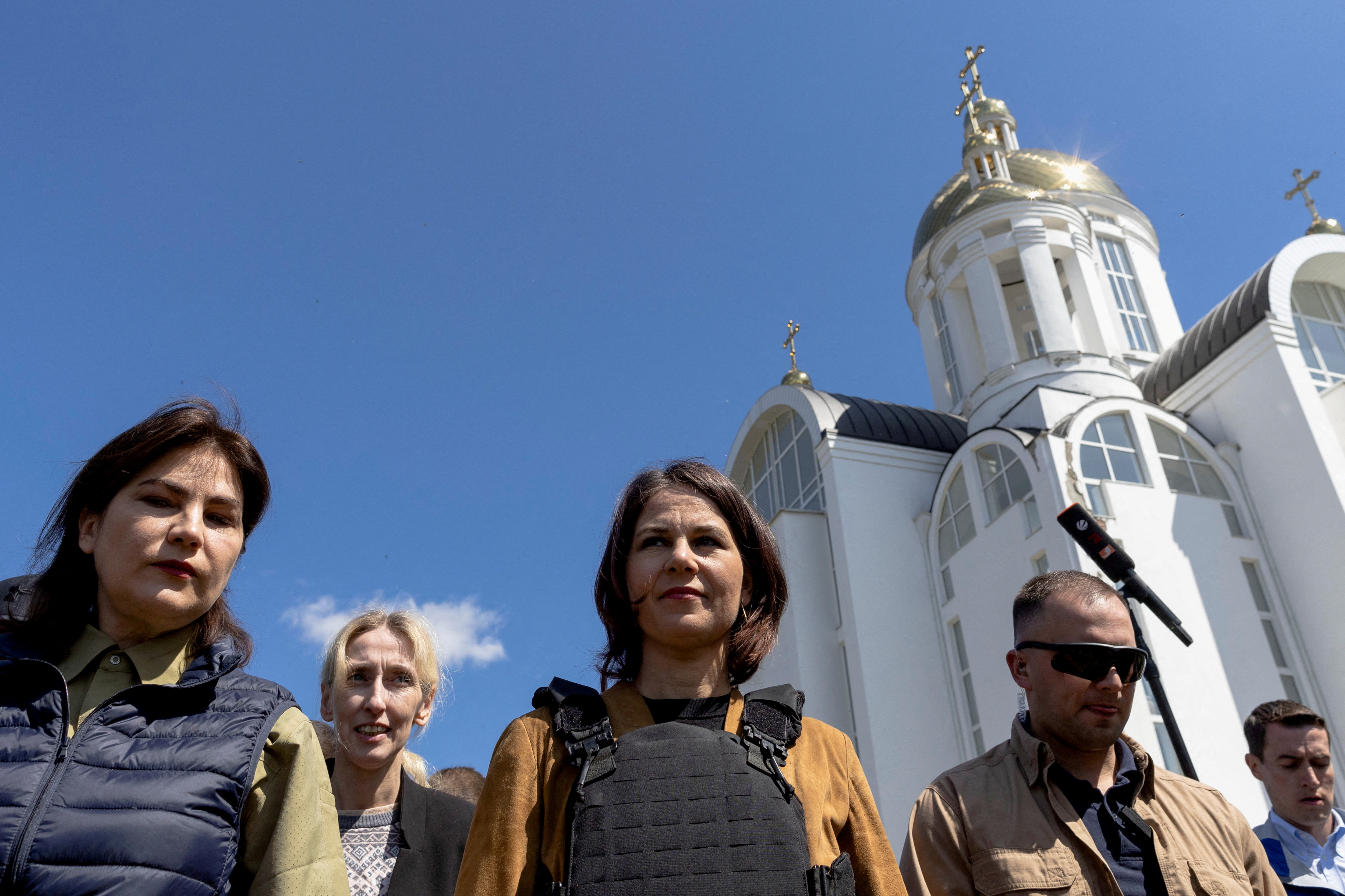 Annalena Baerbock recorre Bucha, el suburbio de Kiev donde se cree que los rusos cometieron crímenes de lesa humanidad (REUTERS/Carlos Barria)