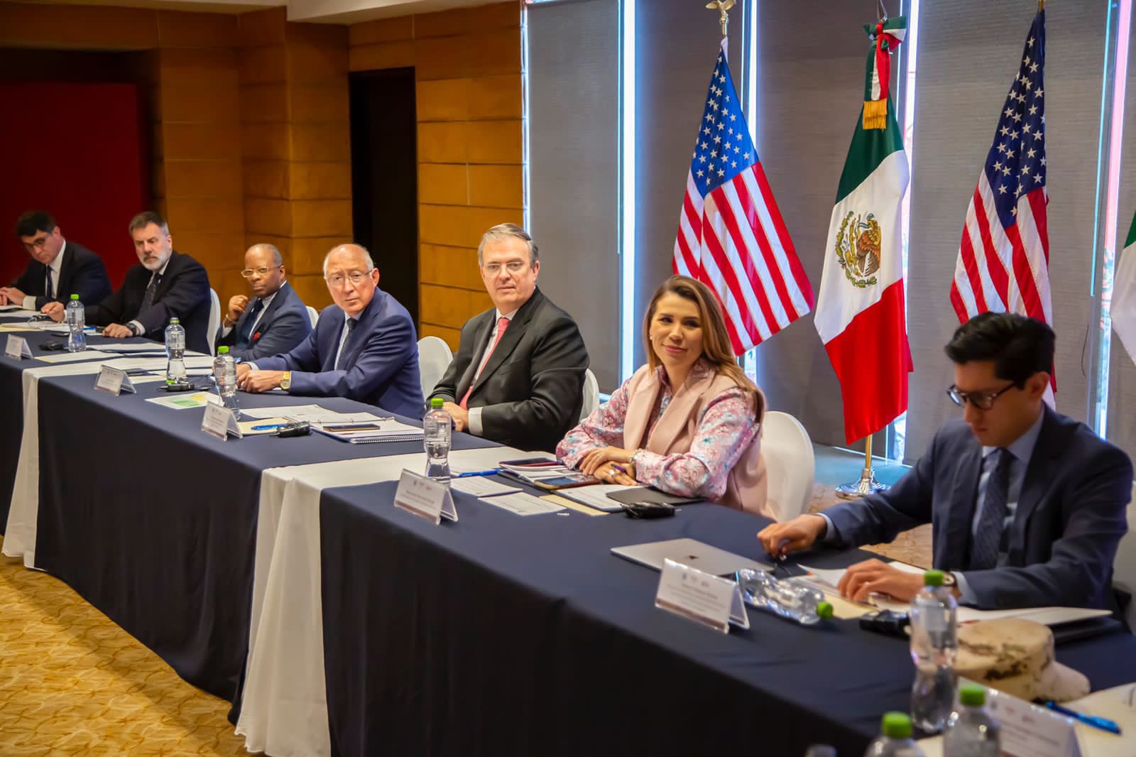 La gobernadora de Baja California encabezó reunión bilateral (Foto: Twitter/@USAmbMex)