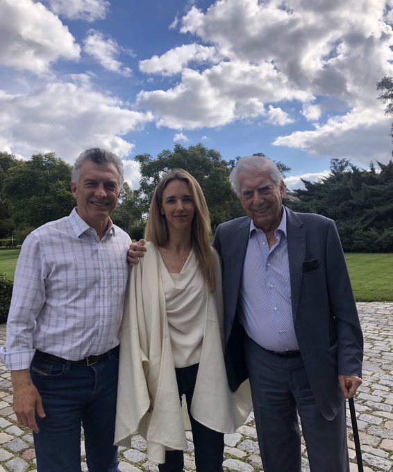 Mauricio Macri, Cayetana Álvarez de Toledo y Mario Vargas Llosa, en la quinta Los Abrojos