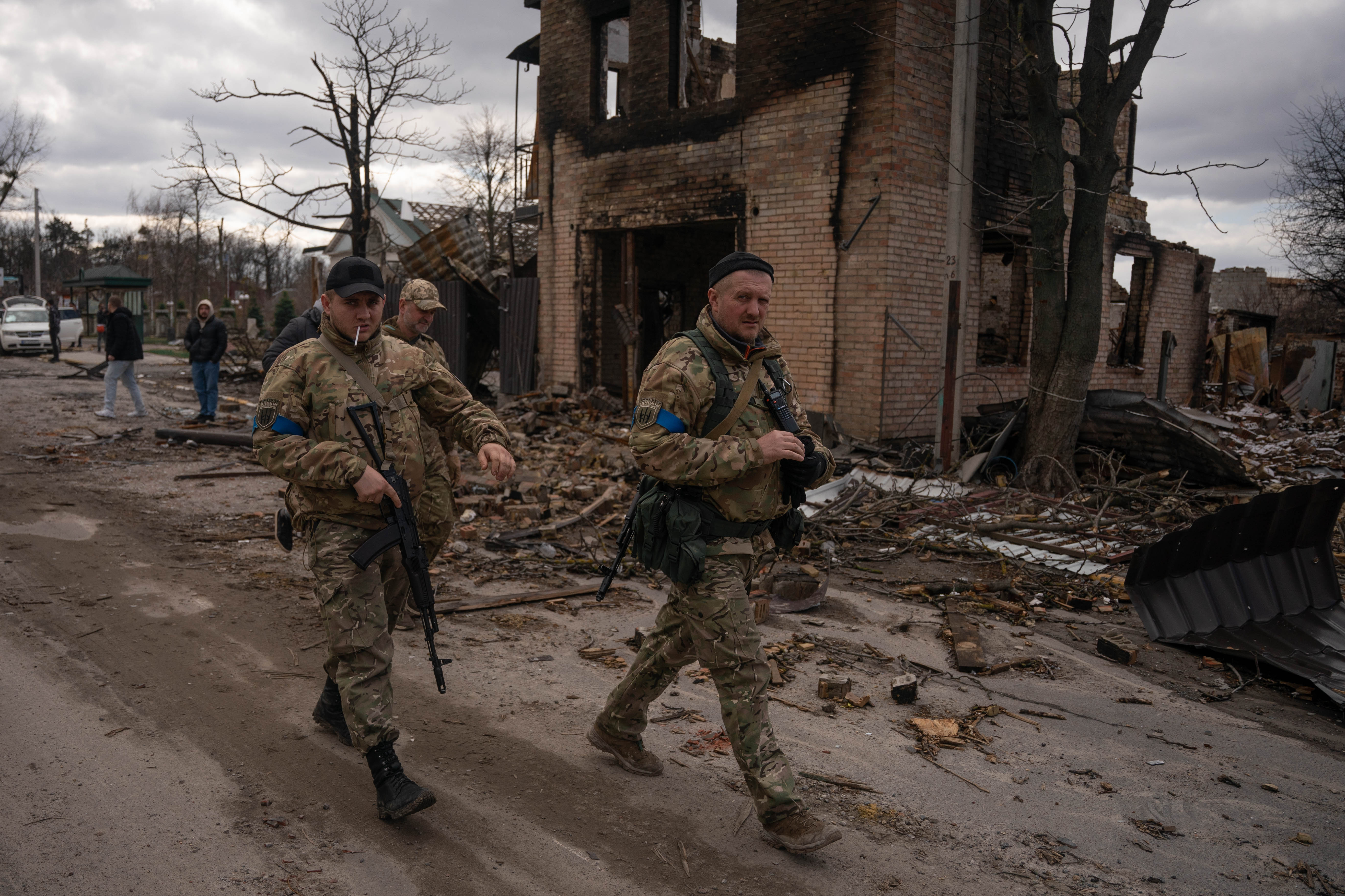 Soldados ucranianos recorren las calles de la devastada Bucha