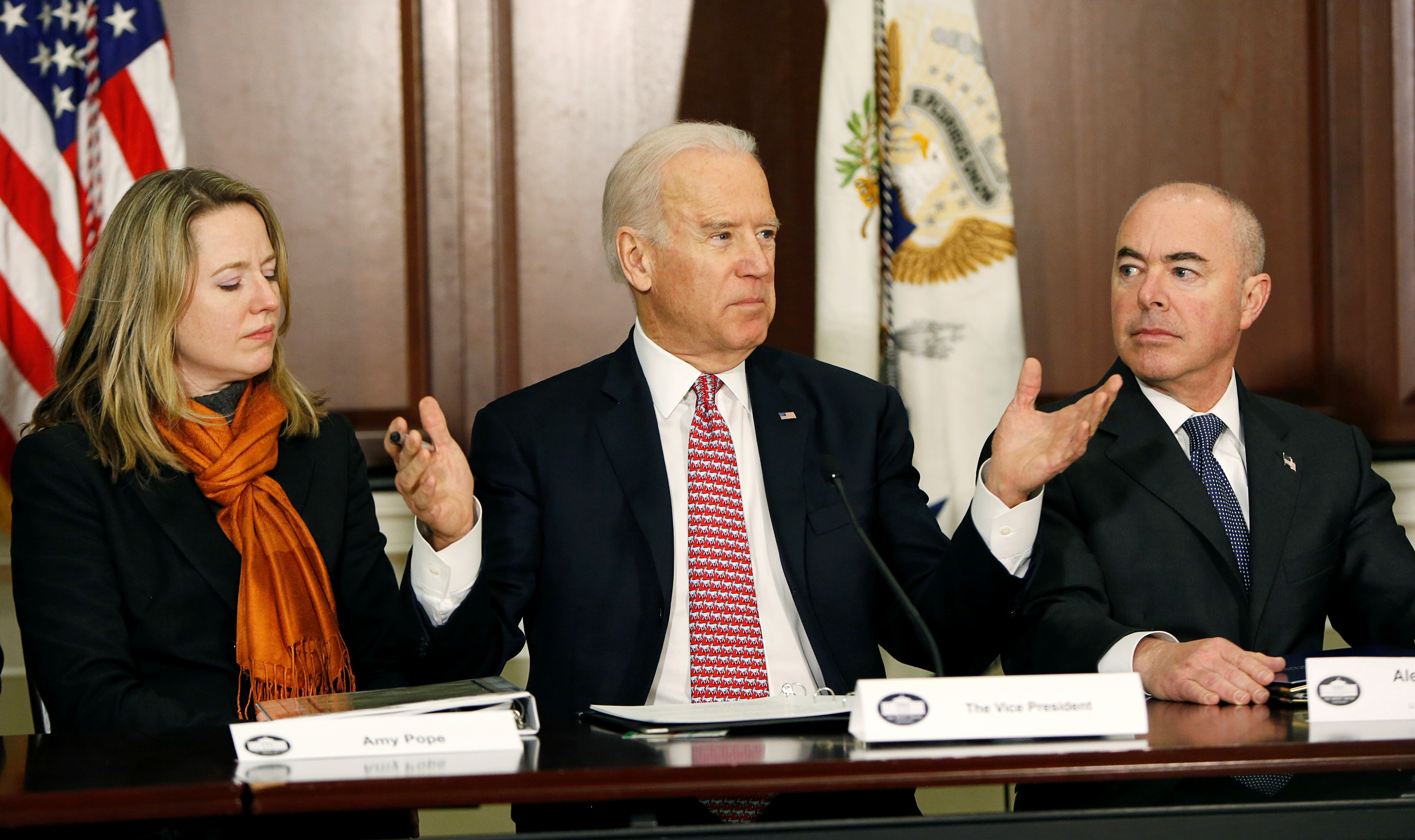Mayorkas a la derecha del presidente electo Joee Biden. En la foto figura también la Directora Senior del Concejo de Seguridad Nacional, Amy Pope (REUTERS/Gary Cameron)