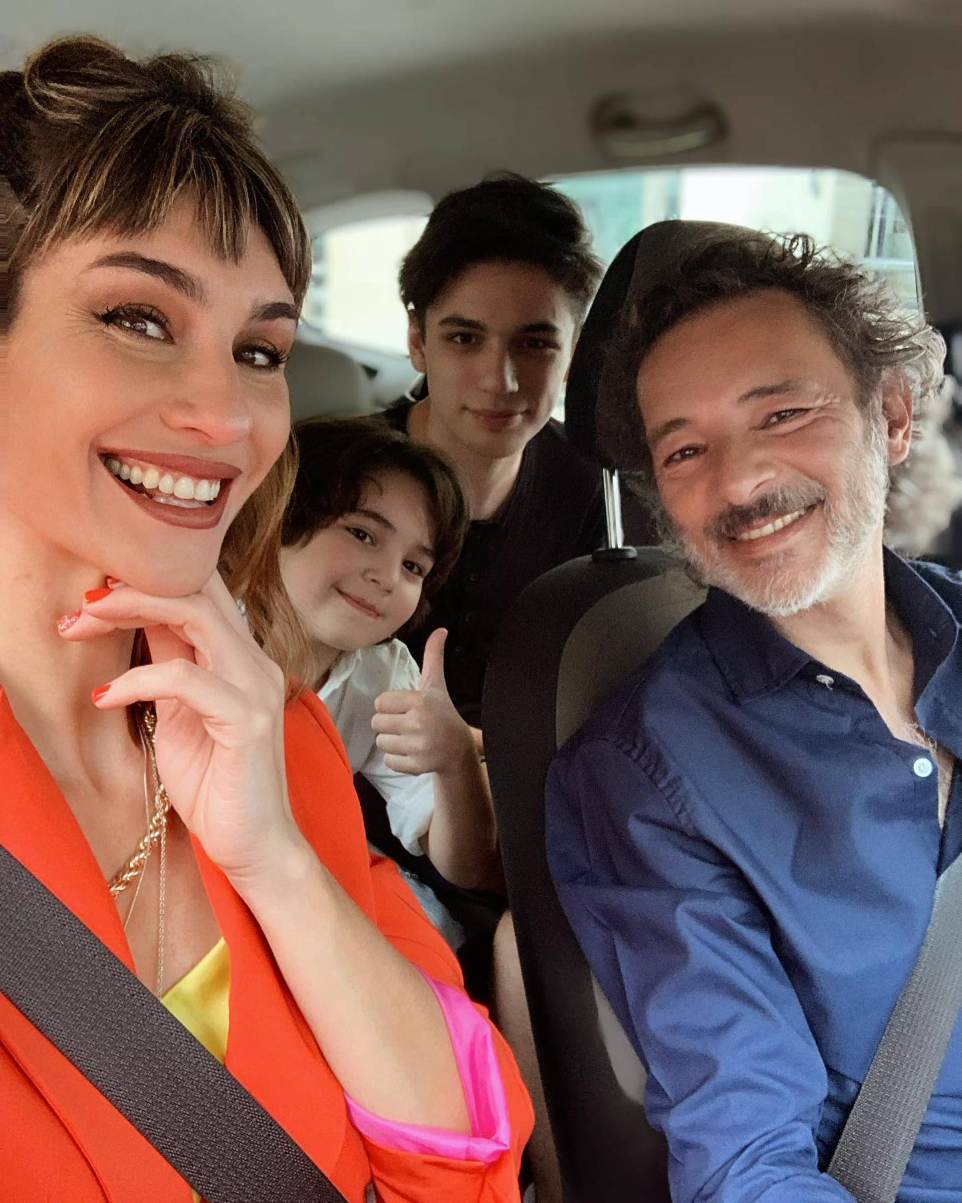 Paula Morales y Fabián Vena con Valentino y Benicio 
