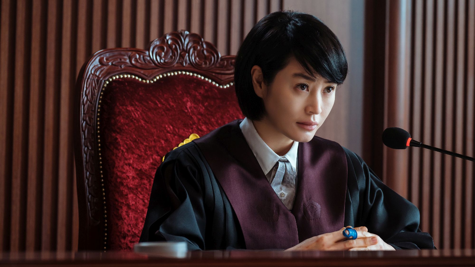 Kim Hye-soo es la jueza Shim Eun‑seok en "Tribunal de menores". (Netflix)