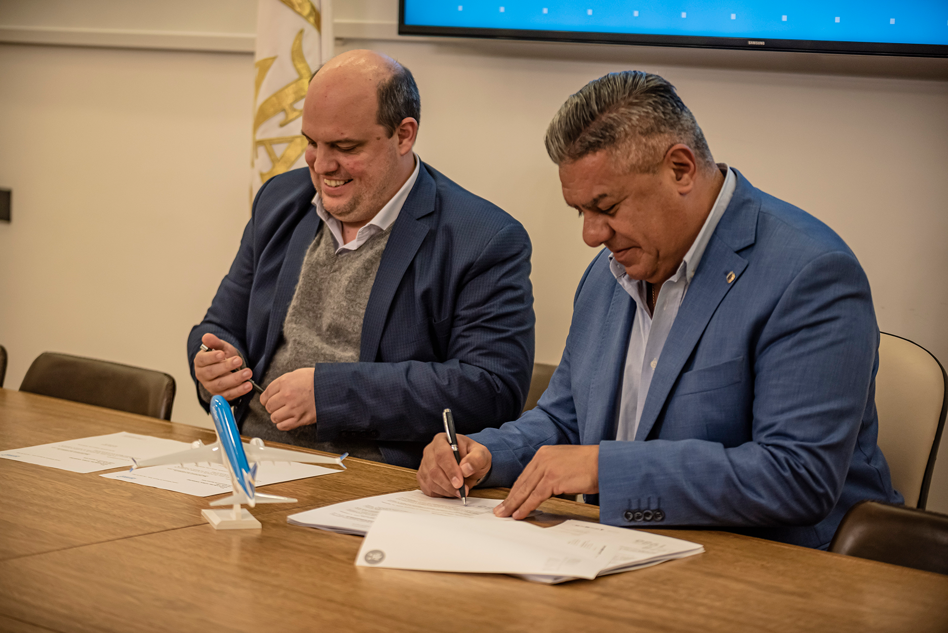 La firma del convenio entre Aerolíneas Argentinas y la AFA