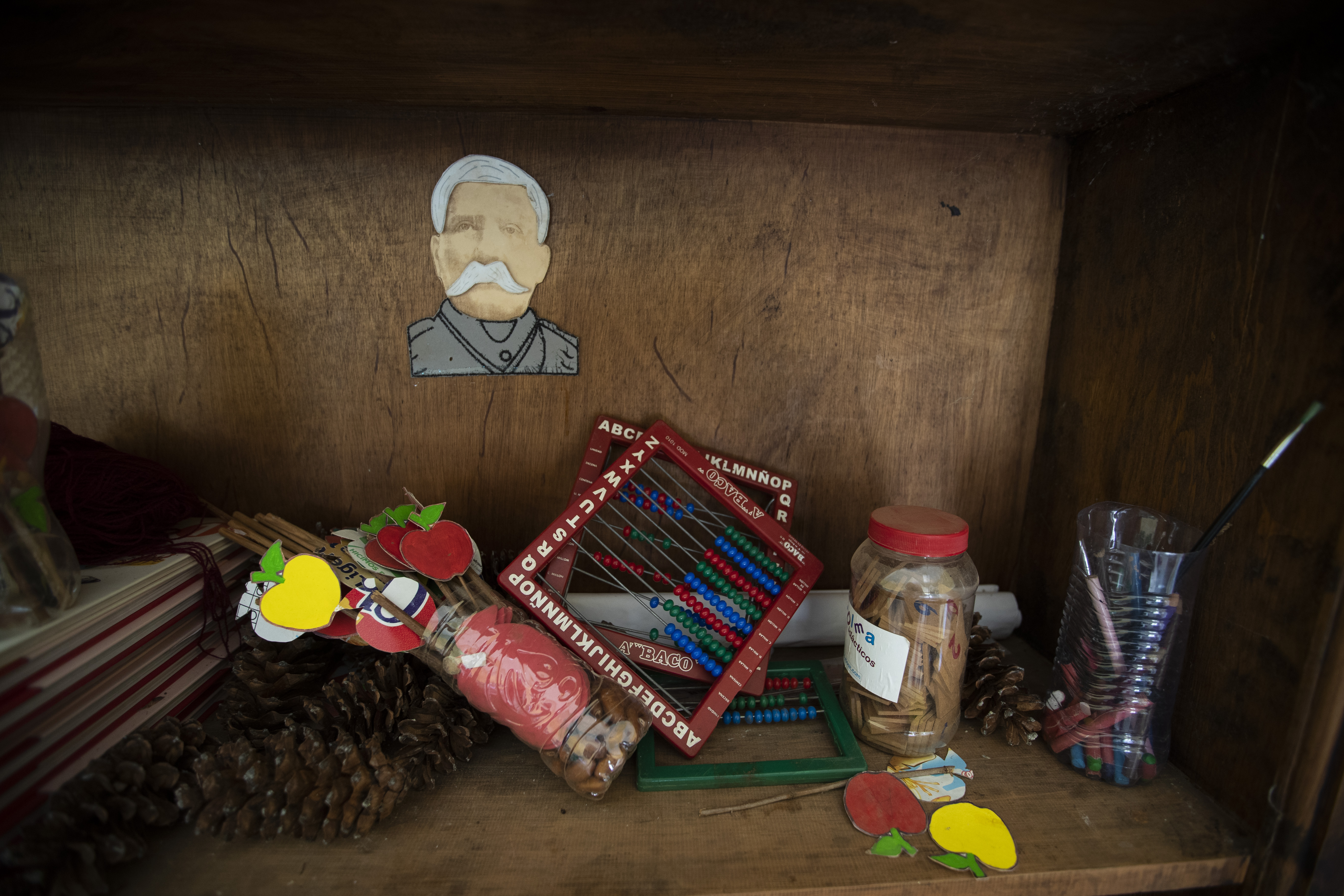 Los materiales escolares sin usar yacían en un estante decorado con una imagen del general Porfirio Díaz, quien fue presidente de México de 1848 a 1876, en una escuela en la comunidad de Nuevo Yibeljoj, estado de Chiapas, México, el viernes 11 de septiembre de 2020.