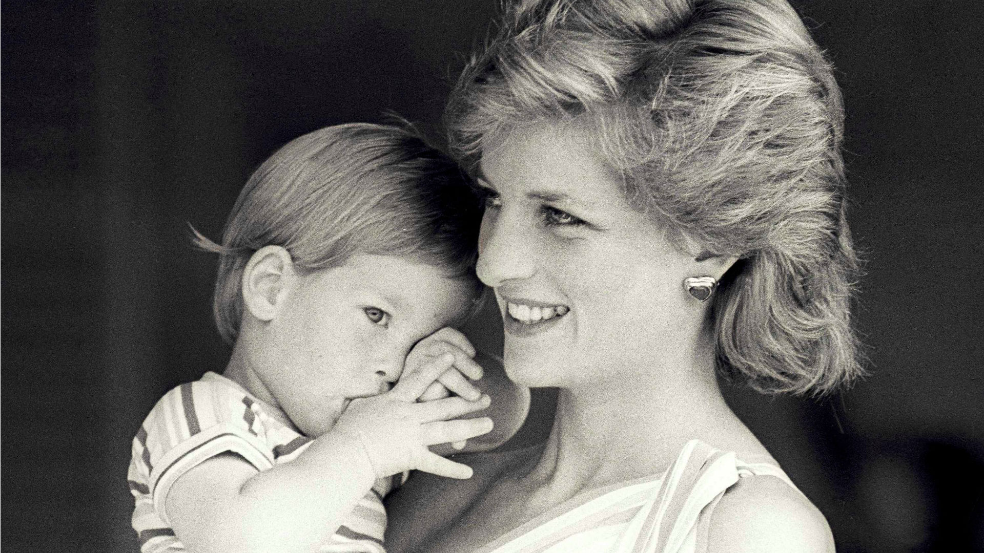 "Spare: En la sombra" está dedicado a la madre del príncipe Harry, la princesa Diana, además de a Meghan y sus hijos.