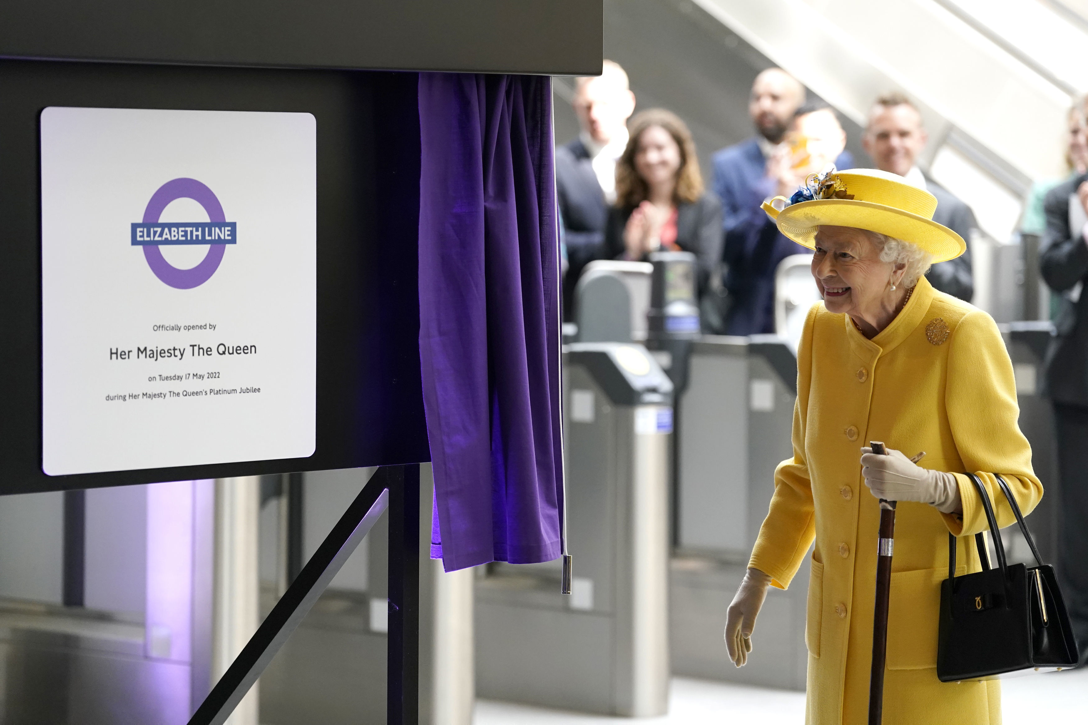 Isabel II de Inglaterra desvela la placa que conmemora la inauguración de la línea de metro Isabel, en la estación de Paddington, en Londres, el 17 de mayo de 2022. (Andrew Matthews/Pool via AP)