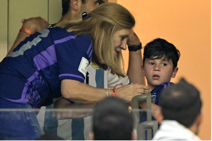 Celia Messi con su nieto en la tribuna del estadio (Foto: Captura TV)