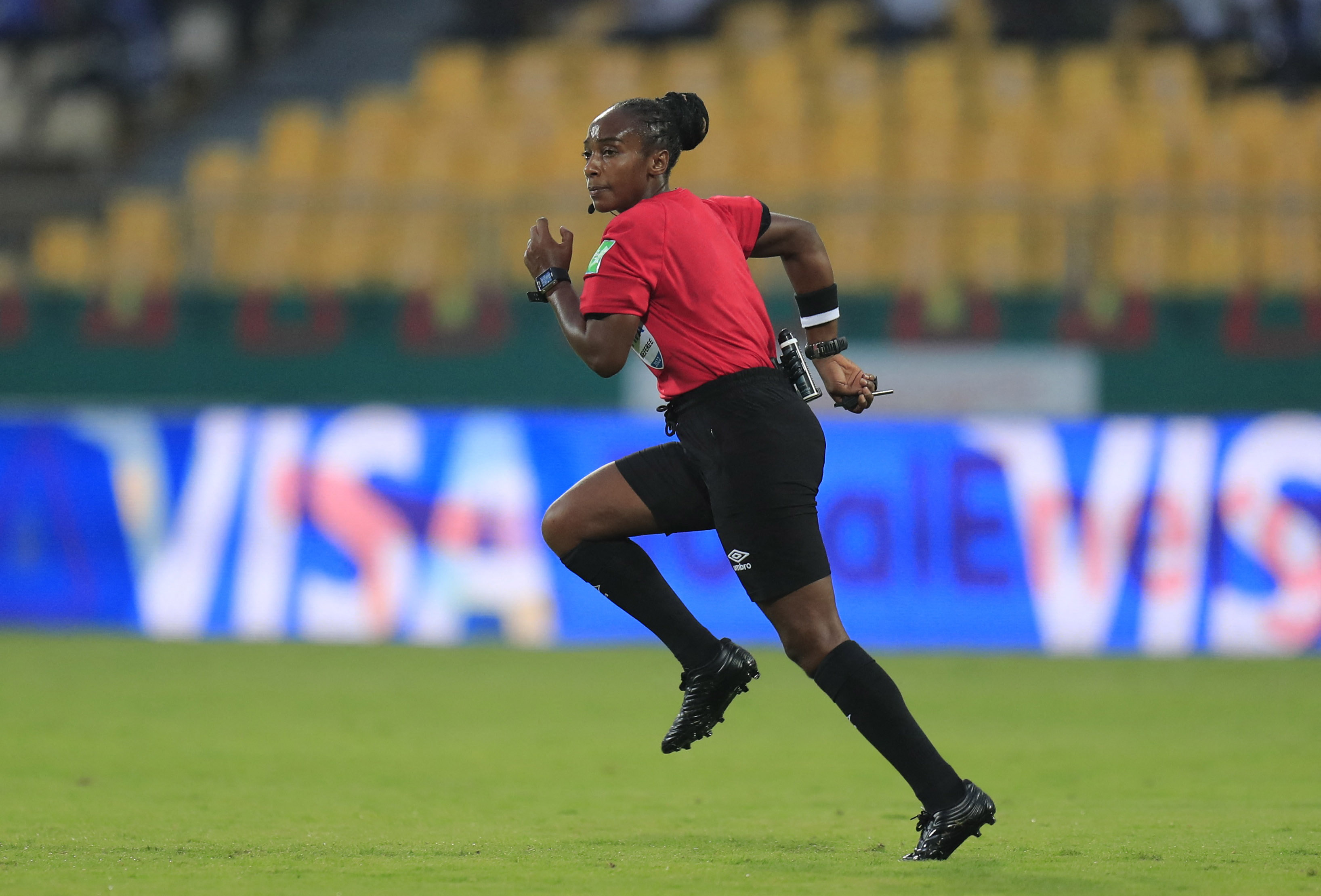 Salima Mukansanga, la ruandesa que hará historia en la Copa del Mundo (REUTERS/Thaier Al-Sudani)