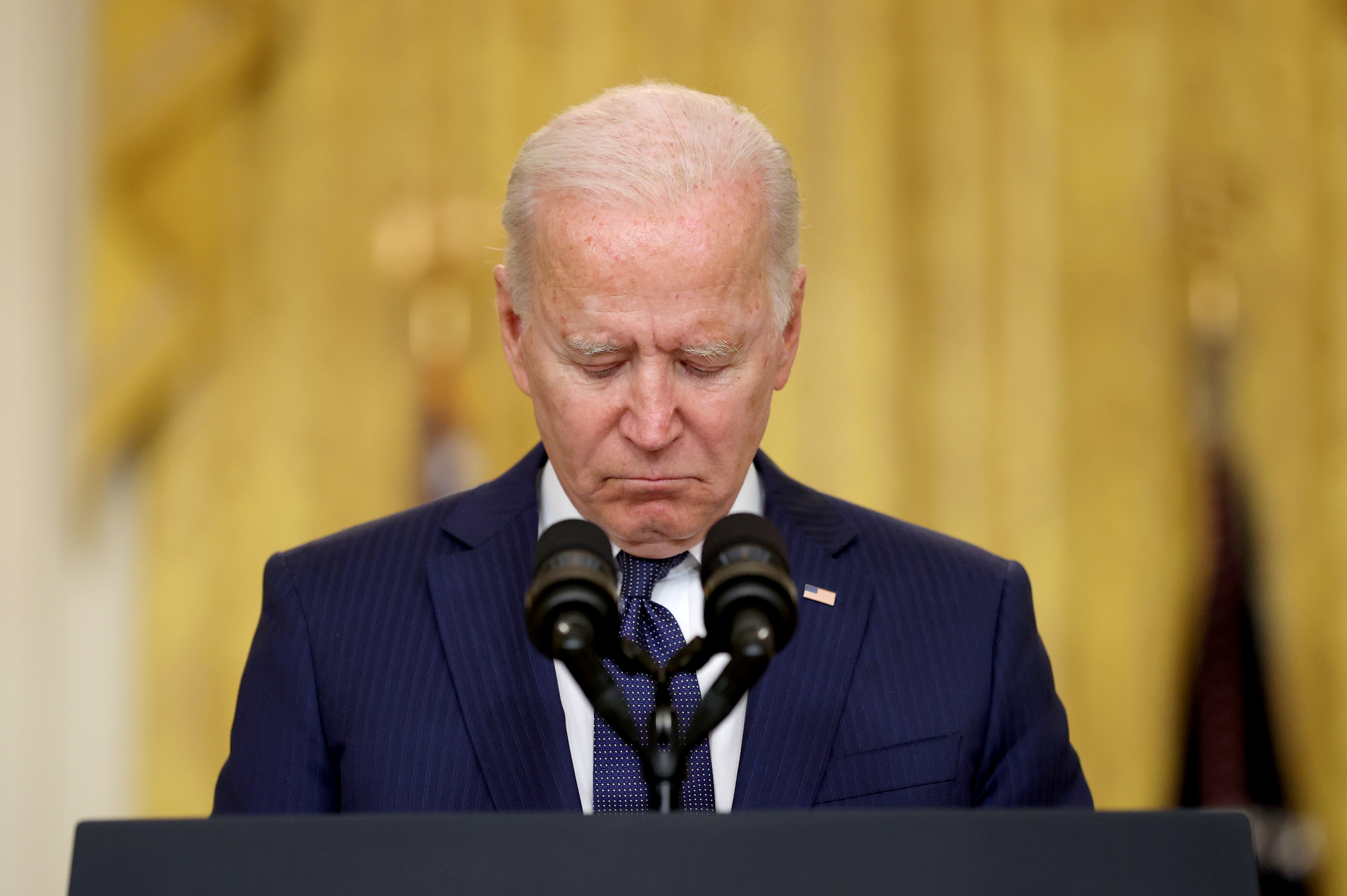 Joe Biden hizo un minuto de silencio por las víctimas (REUTERS/Jonathan Ernst)