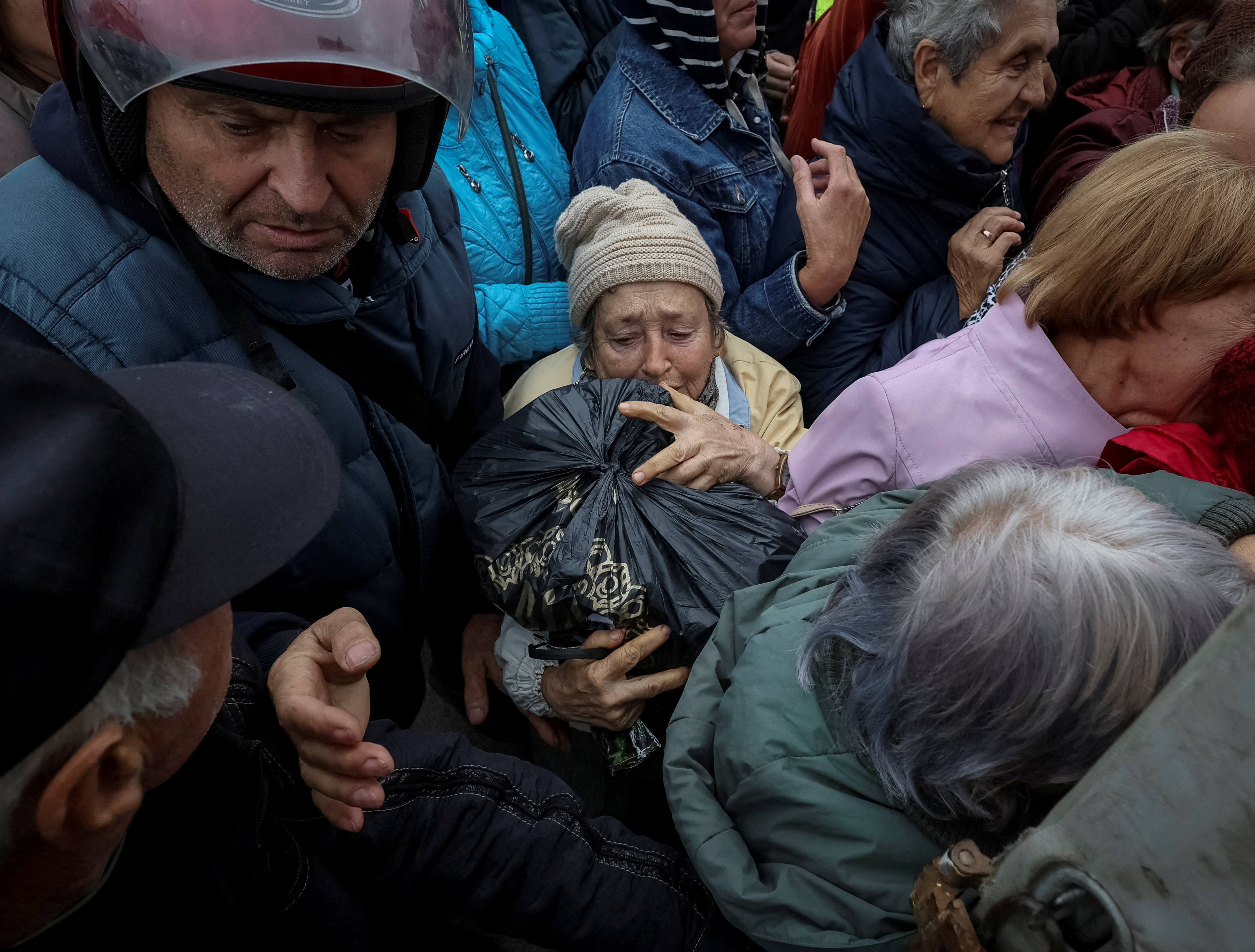 Residentes de Kharkiv reciben ayuda humanitaria tras la liberación de la región en la contraofensiva ucraniana (Reuters)