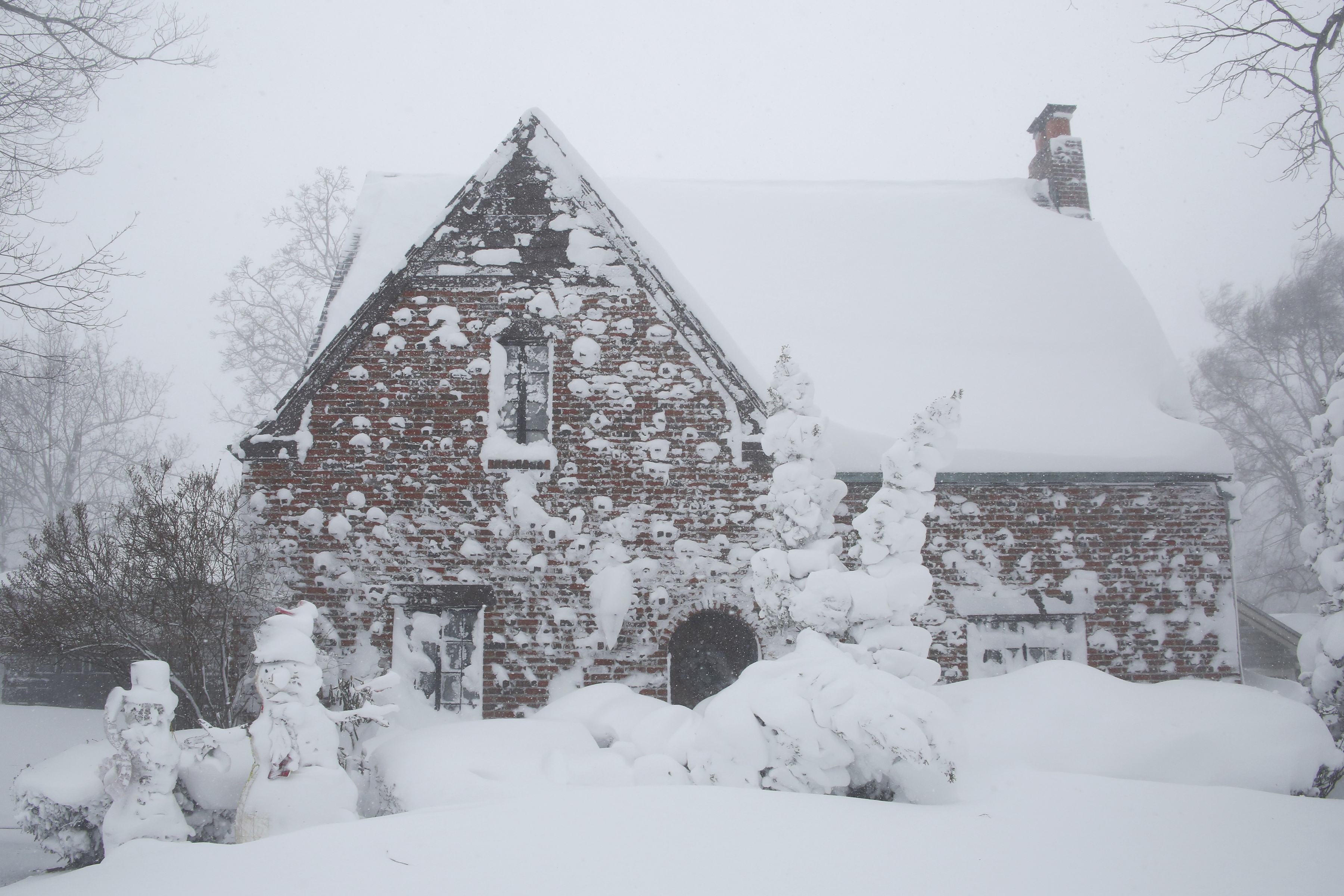 Una casa tapada de nieve en medio de la tormenta invernal que azota el oeste de Nueva York, en Amherst, Nueva York. 
