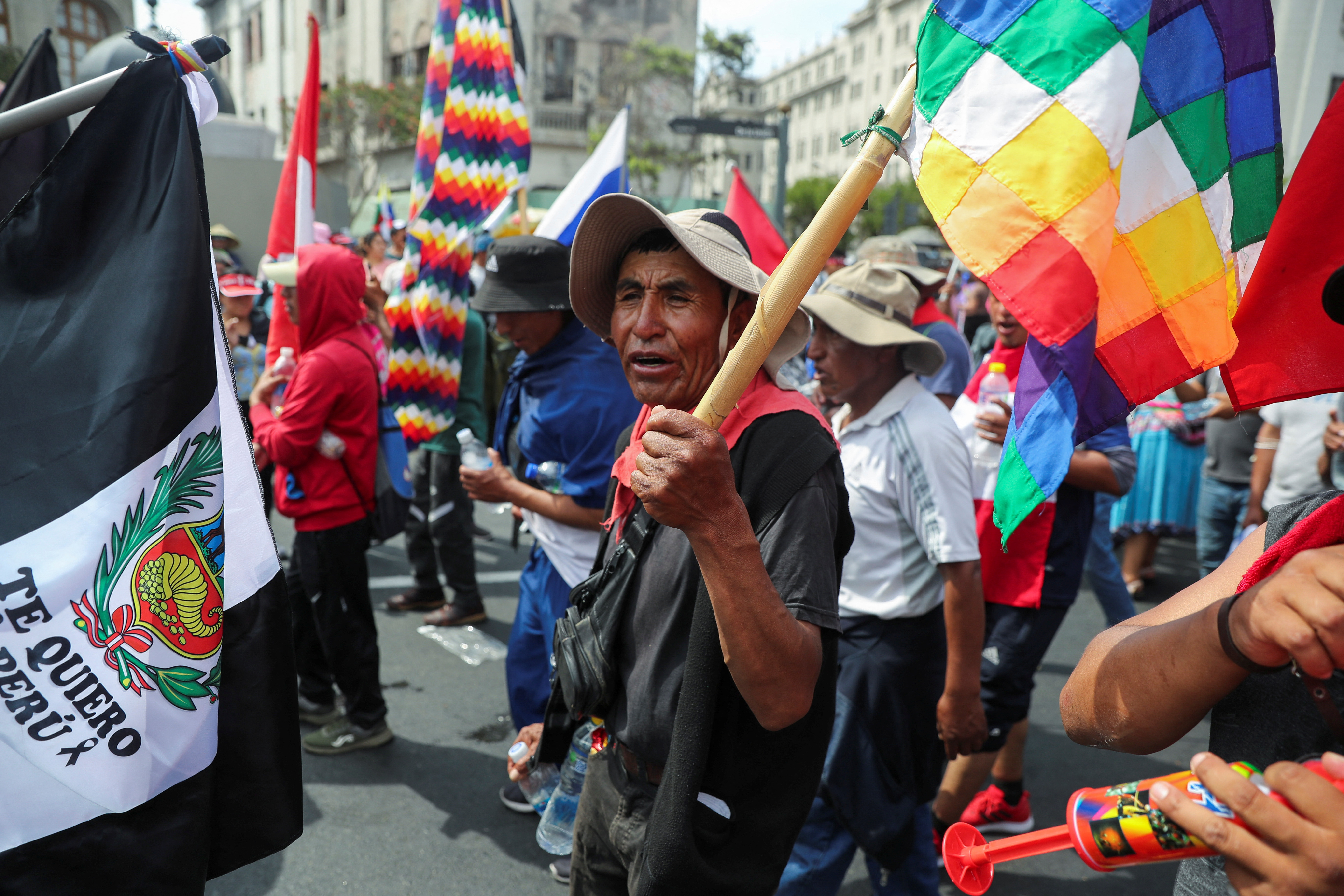 Un manifestante camina con una bandera durante la marcha 'Toma de Lima' para manifestarse contra la presidenta de Perú, Dina Boluarte. REUTERS/Sebastian Castaneda