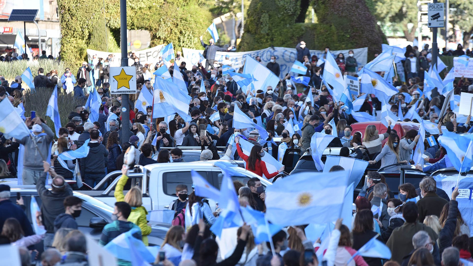 Desde sus autos, los manifestantes agitaron banderas sobre la Avenida 9 de julio en señal de protesta.