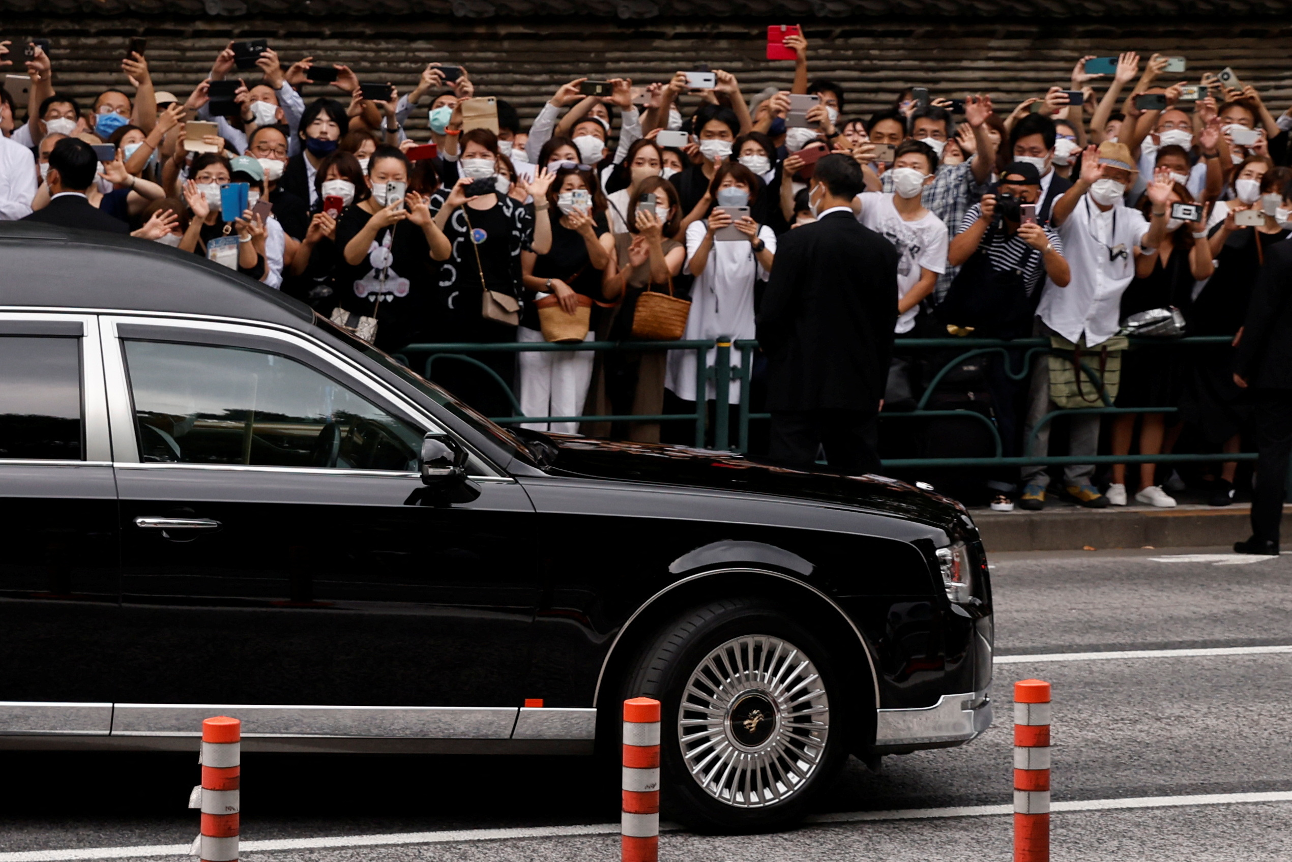 Personas miran el funeral de Shinzo Abe
