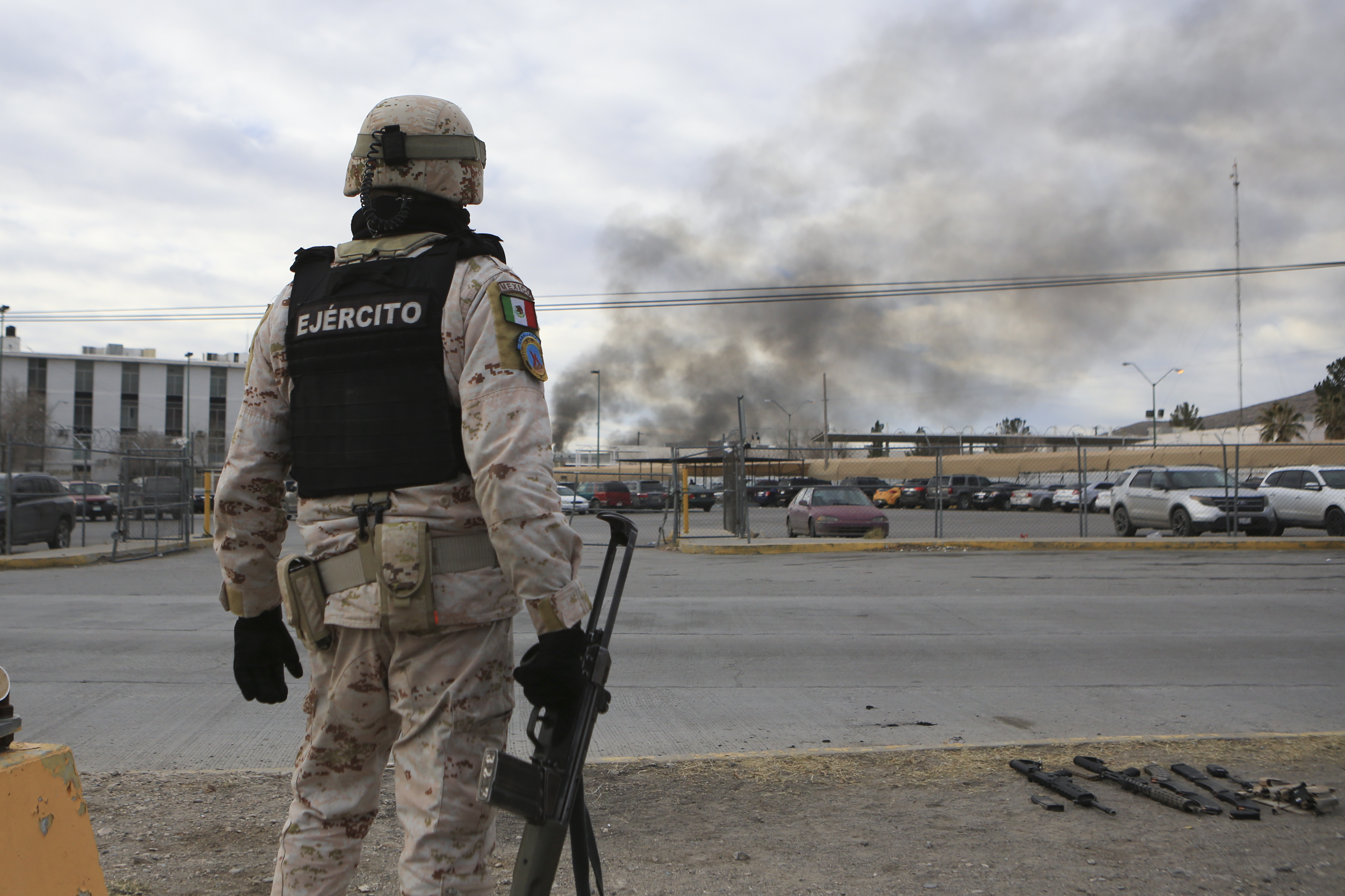 Una decena de oficiales fallecieron tras el motín en el Cereso No. 3 de Ciudad Juárez (AP Foto/Christian Chavez)