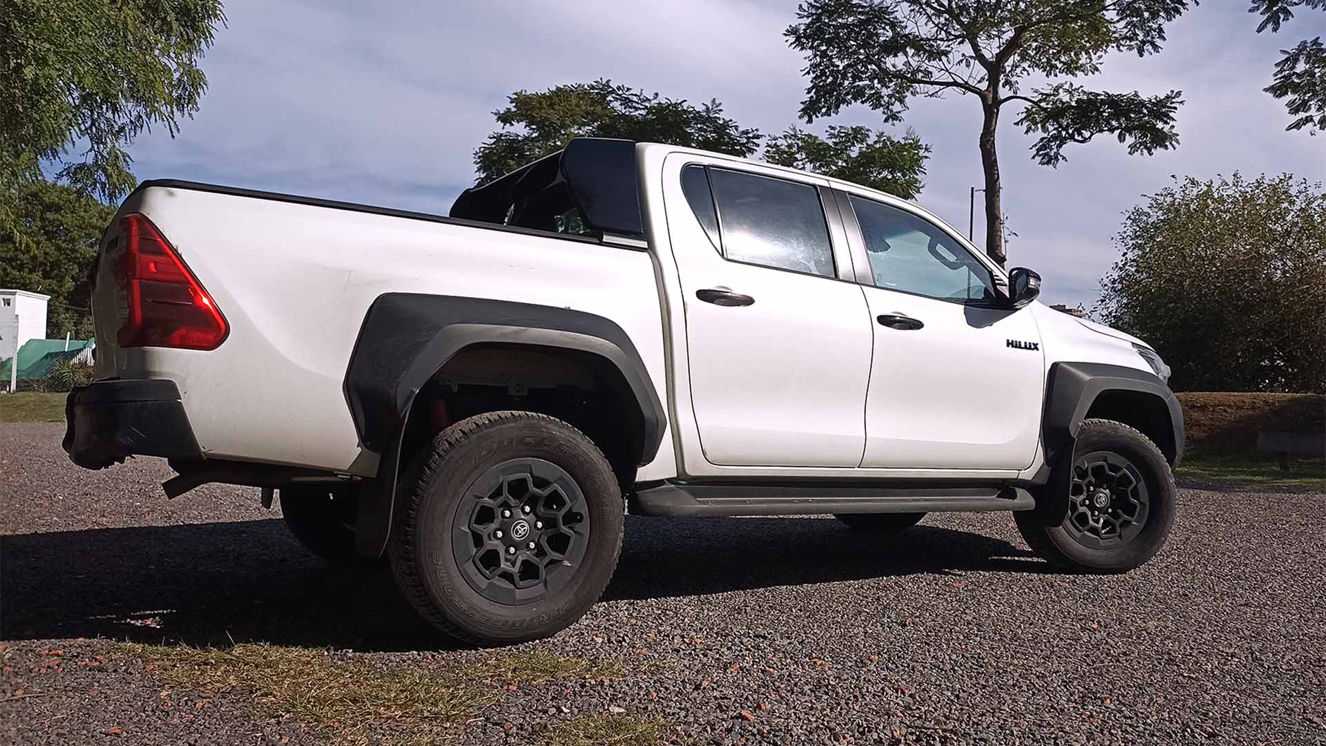 La Toyota Hilux GR-Sport mantiene la distancia entre ejes de la Hilux SRX, pero ganó ángulo ventral gracias a un mayor despeje y suspensiones más rígidas