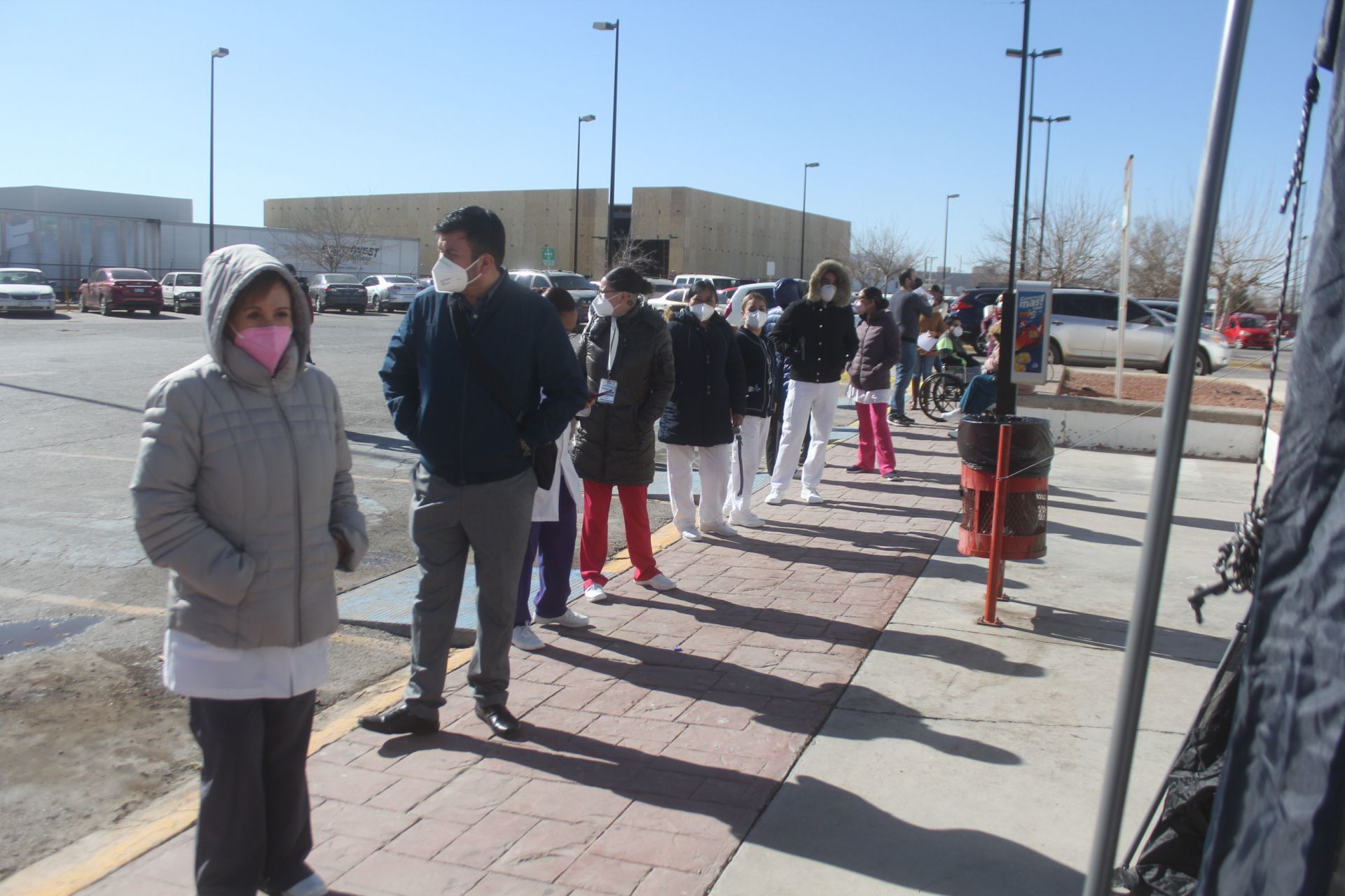 La vacunación en contra del covid-19 se lleva a cabo al interior del Hospital de la Mujer, hasta donde ha llegado personal de salud de primera línea para ser inmunizados contra el virus. Un total de 14 mil 625 dosis de la vacuna Covid-19 comenzaron a aplicarse en el estado y se ha informado que la será además en otros nosocomios de la ciudad como el IMSS 6, 66 y 35. Ciudad Juárez, México. 13 de enero de 2021.