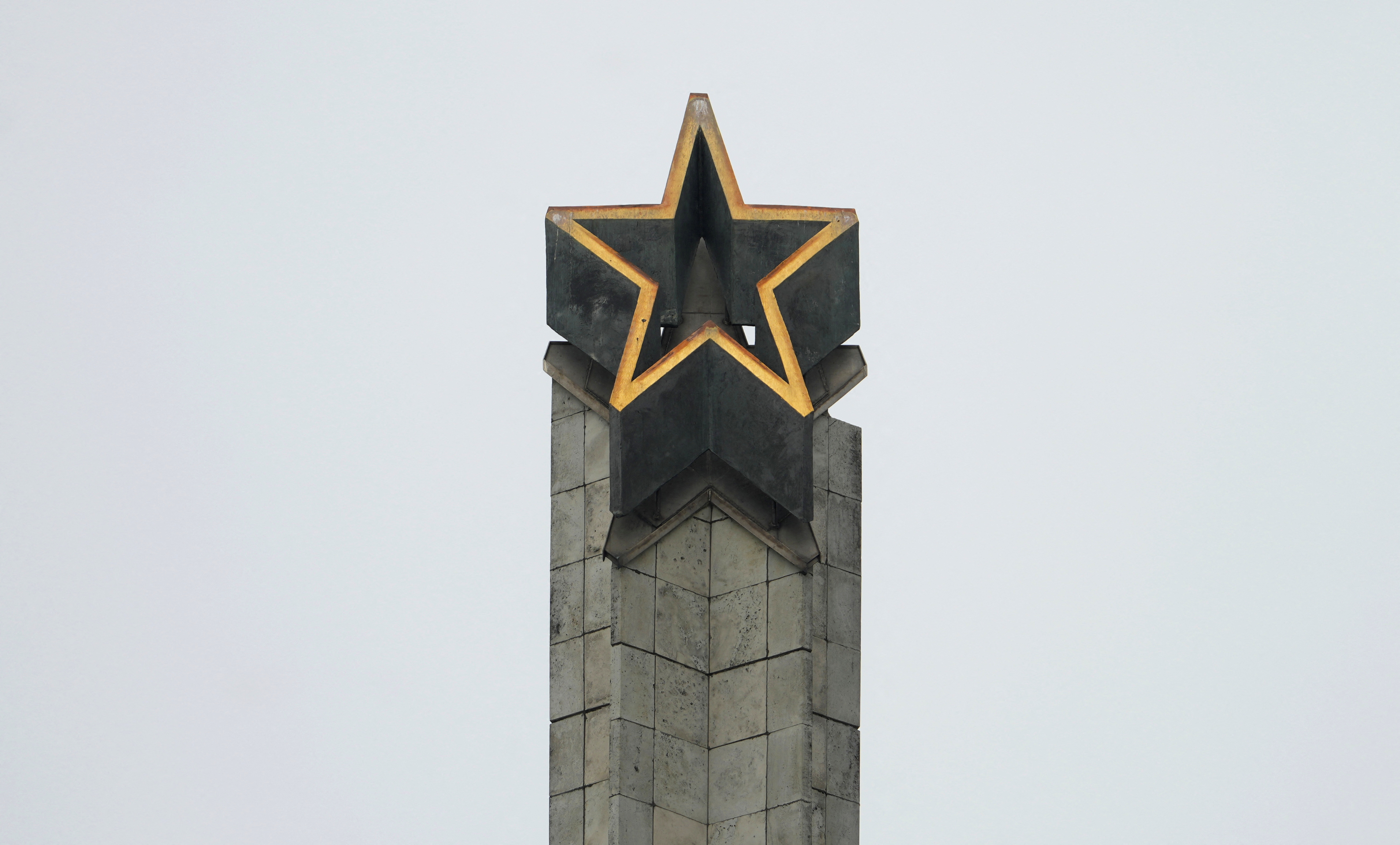 La estrella soviética dominaba la estructura desde la cima (REUTERS/Ints Kalnins)