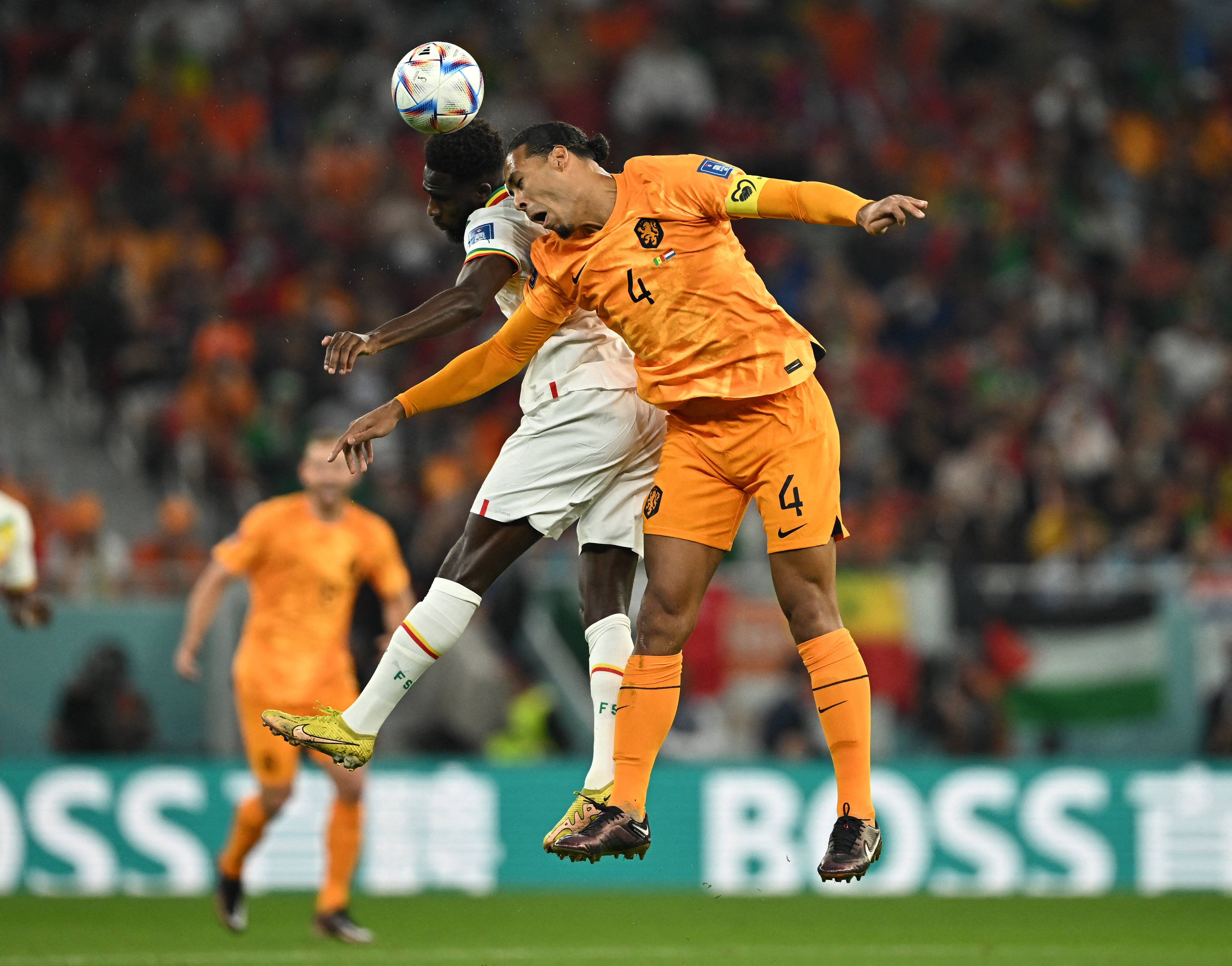 Virgil van Dijk y Boulaye Dia pelean por el balón. Foto: REUTERS/Dylan Martinez