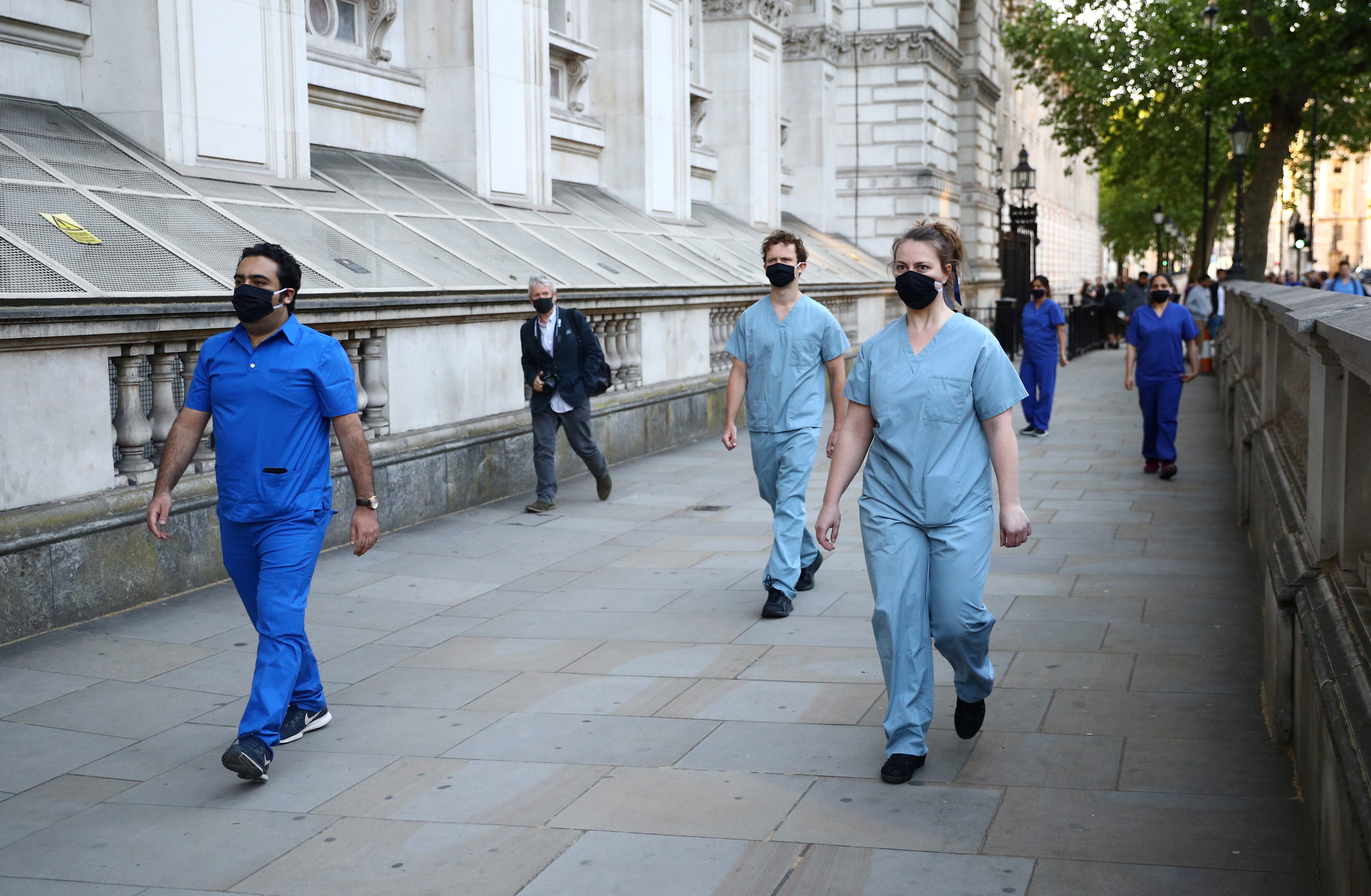 Personal médico cerca de Downing en Londres, Reino Unido REUTERS/Hannah Mckay