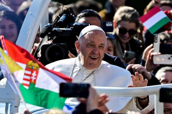 El Papa Francisco saluda a la multitud antes de una misa en la plaza Kossuth Lajos de Budapest, Hungría. 30 abril 2023. (REUTERS/Marton Monus)