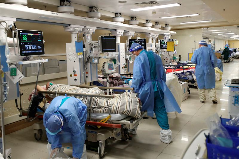 Trabajadores médicos atienden a pacientes en la unidad de cuidados intensivos del departamento de urgencias del hospital Beijing Chaoyang, durante el brote de COVID-19 en China
