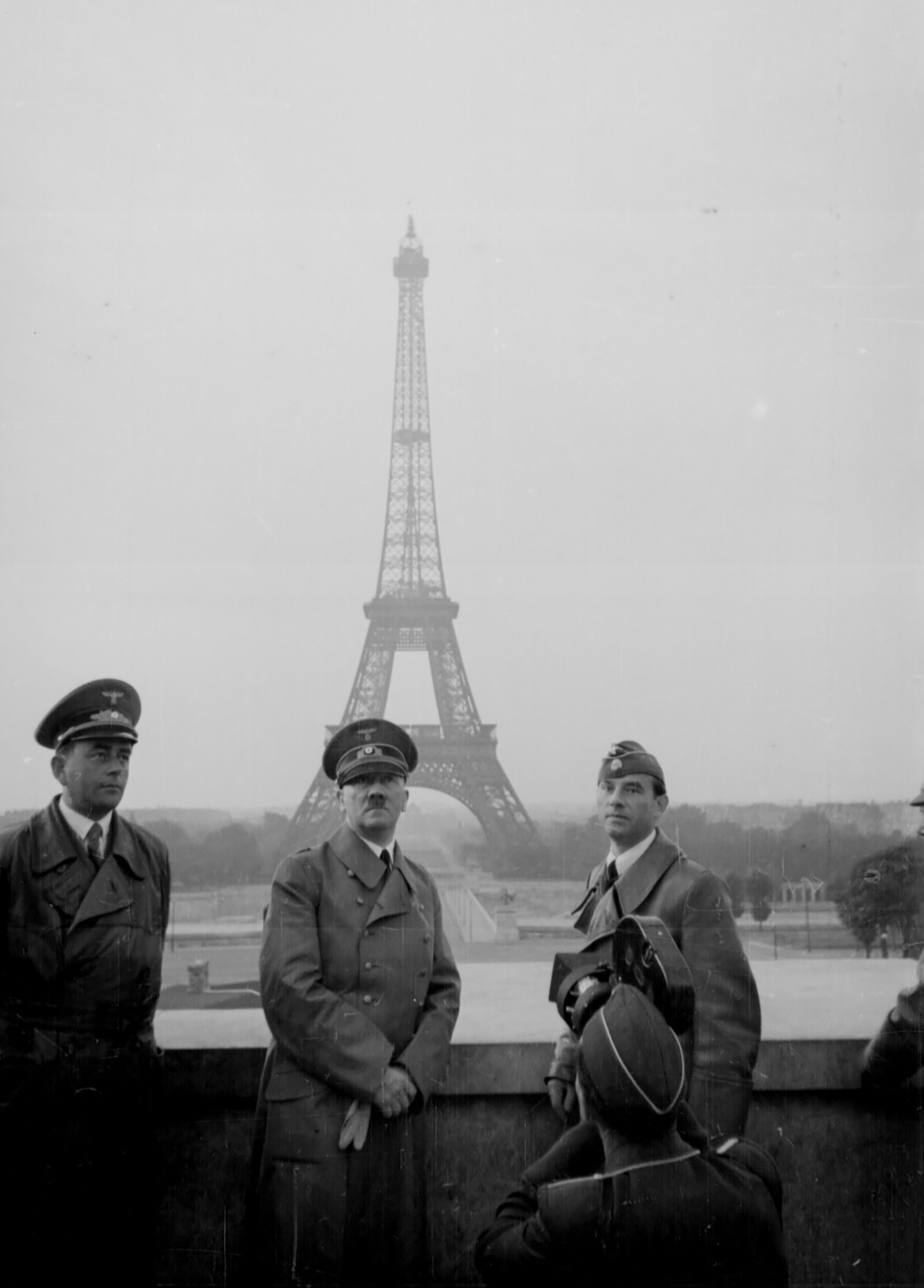 Hitler pidió viajar con el artista preferido del régimen, el escultor Arno Brecker y Albert Speer y a Hermann Giessler. Los tres le harían recorrer las maravillas de la Ciudad Luz (The Grosby Group)