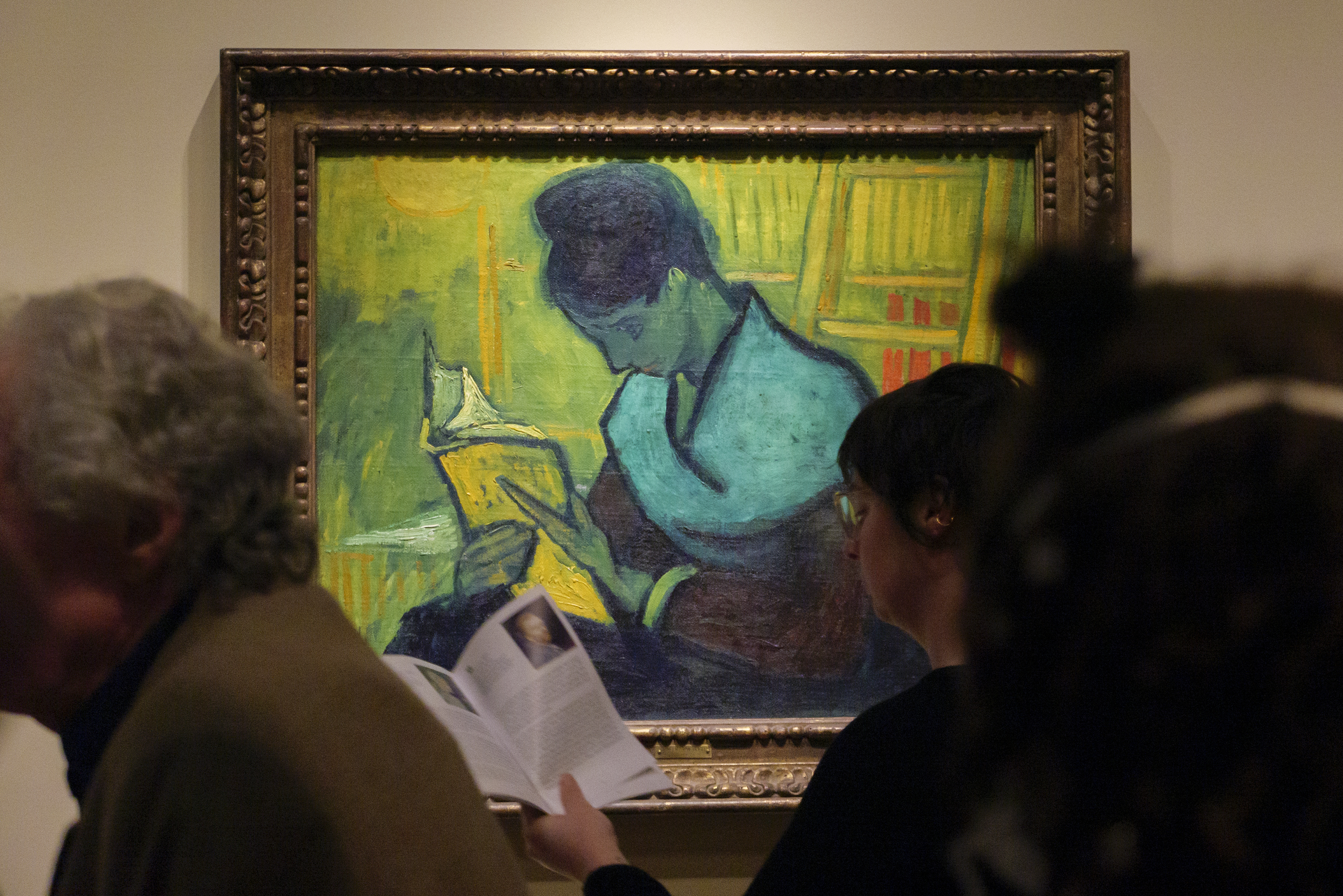 Visitantes pasan frente a la pintura de Van Gogh "Une liseuse de romans", conocida como "La lectora de novelas" o "La dama lectora", durante la exposición "Van Gogh in America" en el Instituto de Artes de Detroit (Foto: Andy Morrison/Detroit News via AP)