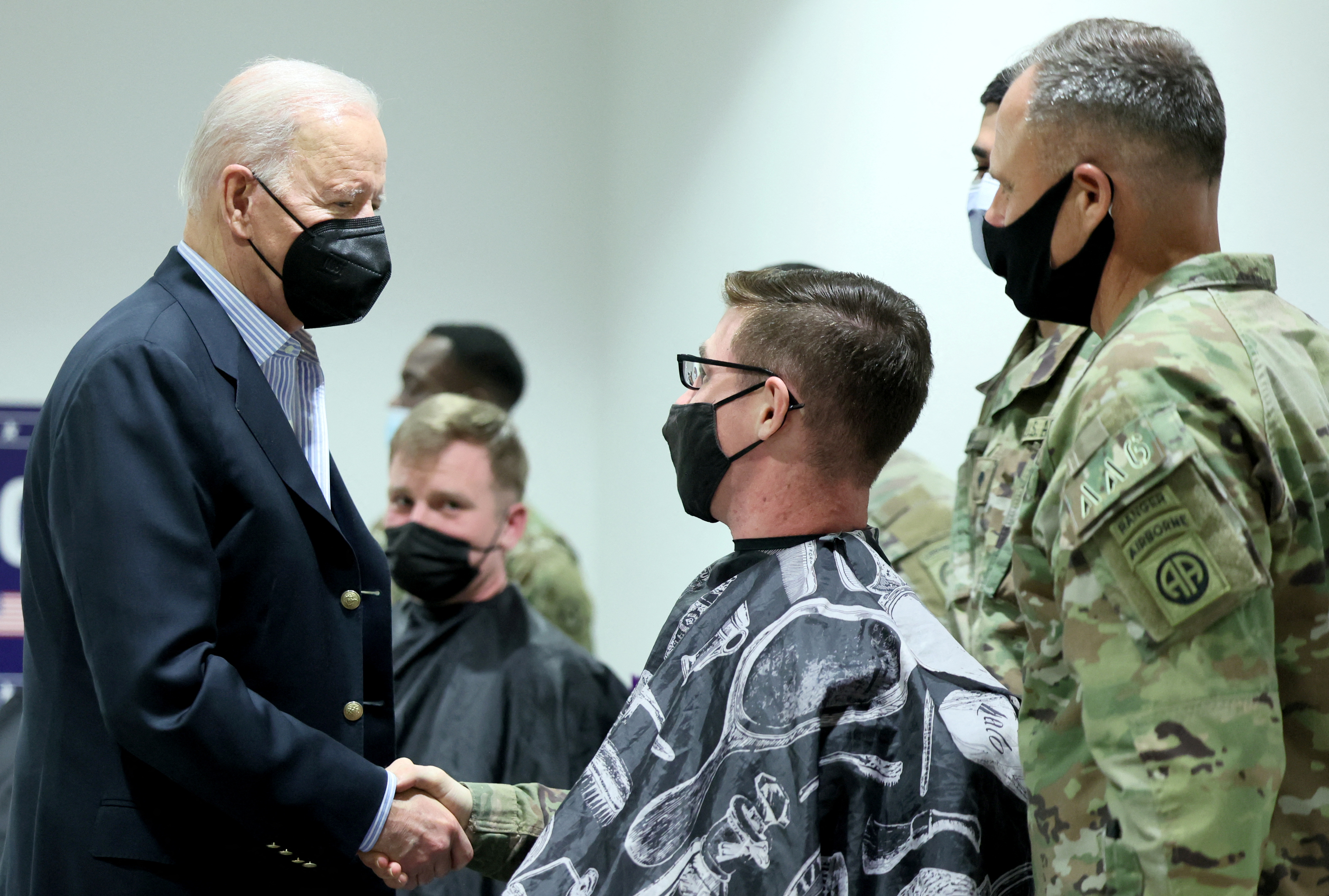El presidente de Estados Unidos, Joe Biden, se reúne con soldados del ejército estadounidense asignados a la 82ª División Aerotransportada en el G2 Arena en Jasionka, cerca de Rzeszow, Polonia, el 25 de marzo de 2022. REUTERS/Evelyn Hockstein