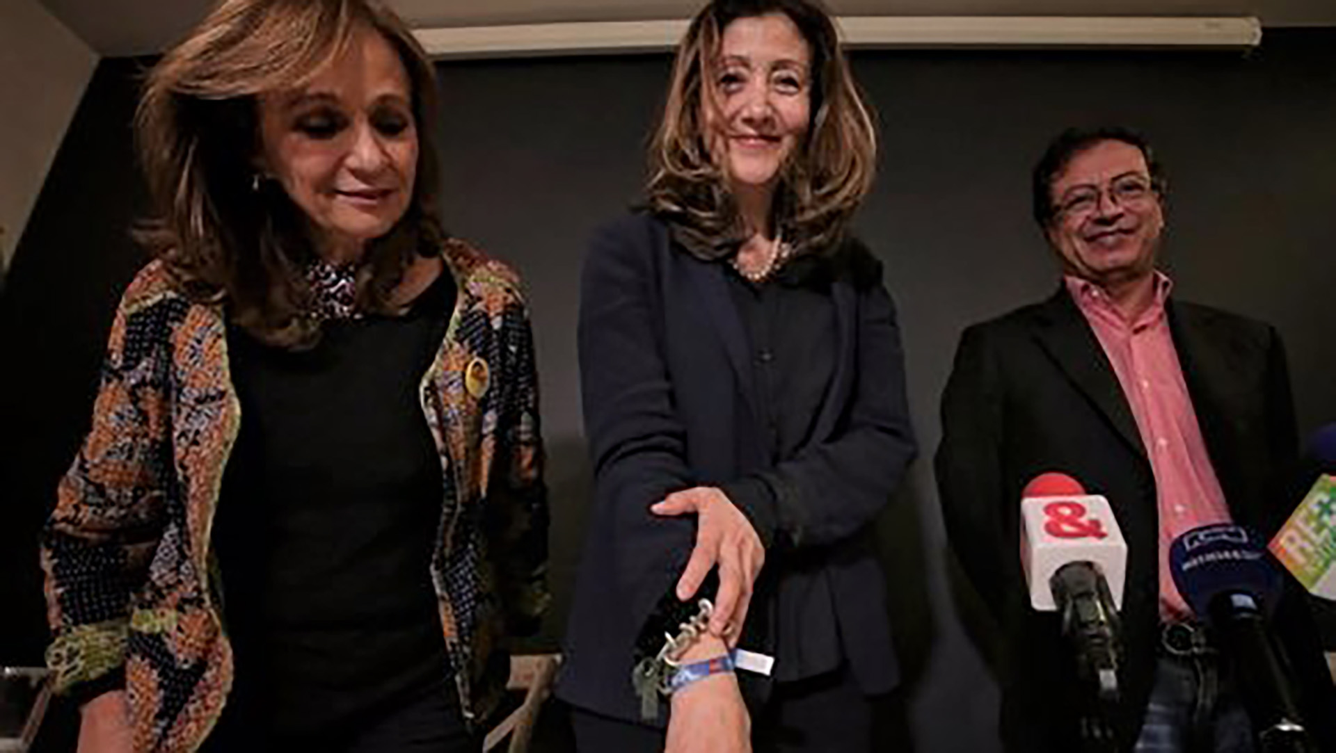 Juan Fernando Cristo invitó a Ingrid Betancourt y a Ángela María Robledo a ser precandidatas de la coalición de centro