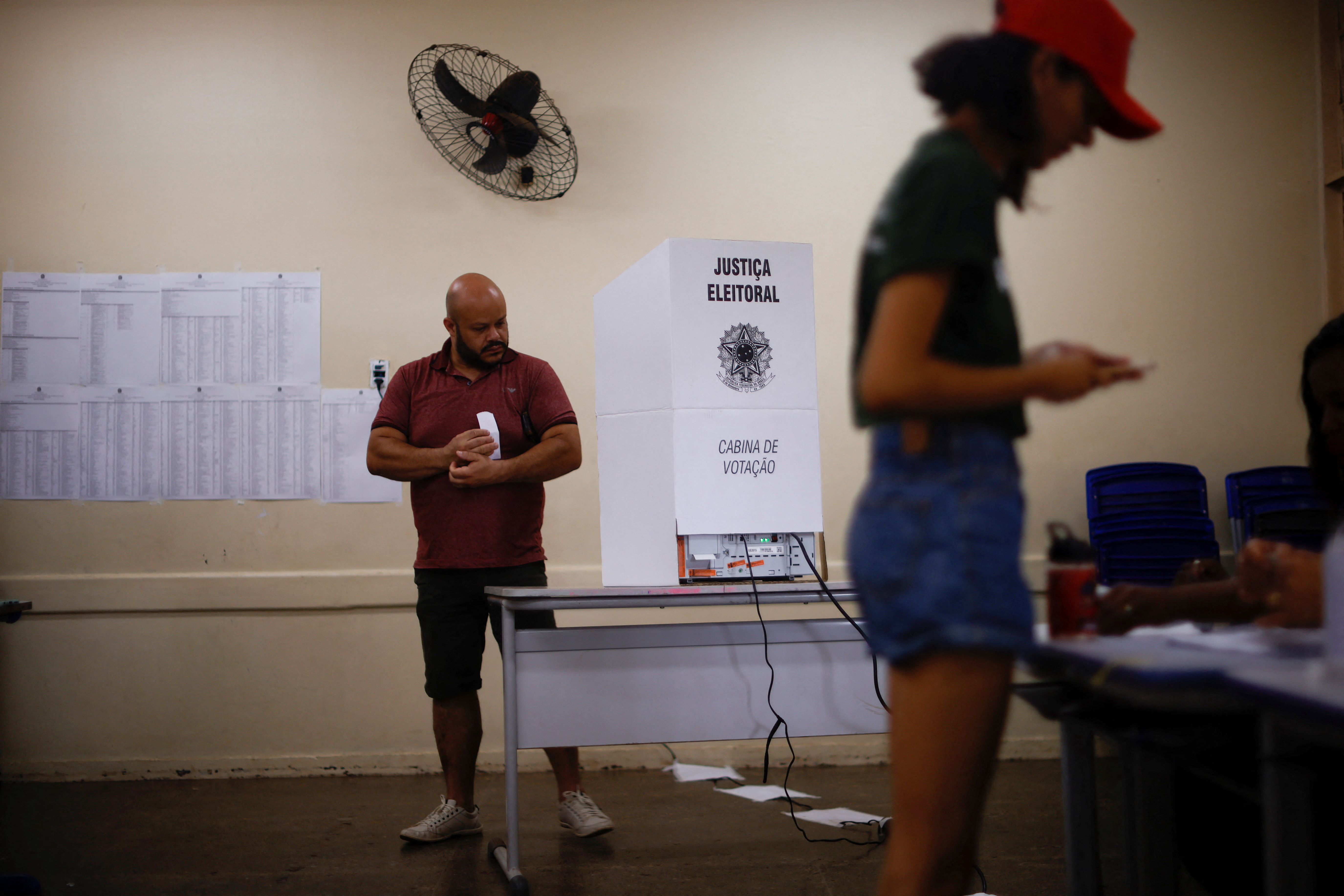 La gente asiste para emitir sus votos en un colegio electoral durante las elecciones presidenciales, en Brasilia, Brasil, el 2 de octubre de 2022 (REUTERS/Adriano Machado)
