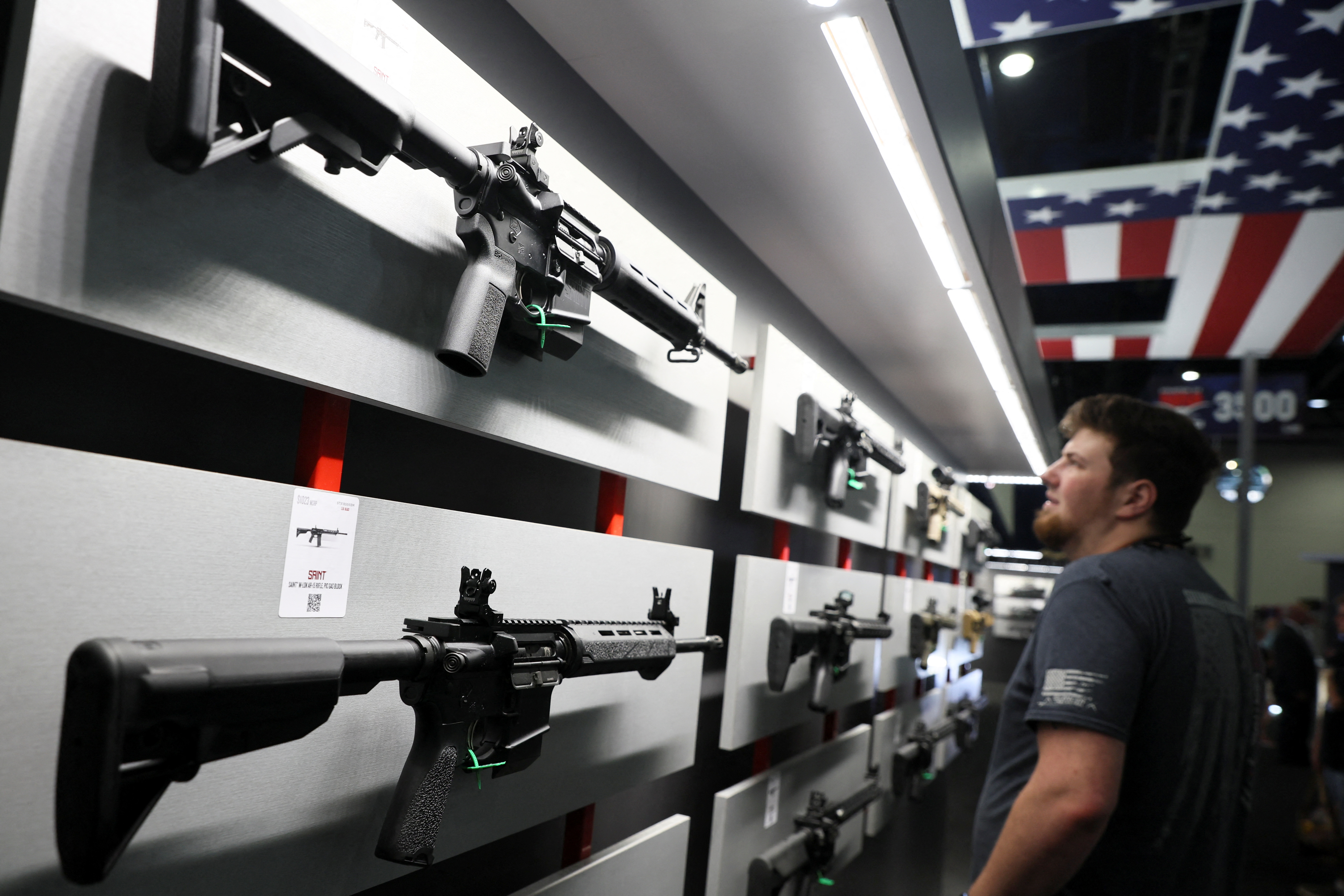 Un hombre mira los rifles de la marca Saint durante la convención anual de la Asociación Nacional del Rifle (NRA) en Houston, Texas, Estados Unidos, el 27 de mayo de 2022. REUTERS/Shannon Stapleton