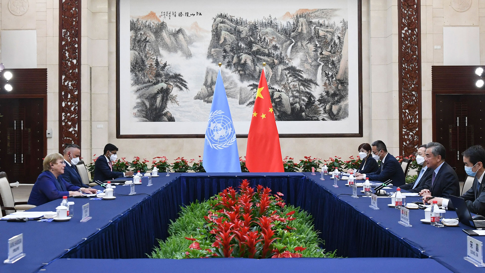 La Alta Comisionada de Derechos Humanos de la ONU durante su visita a China (AP)