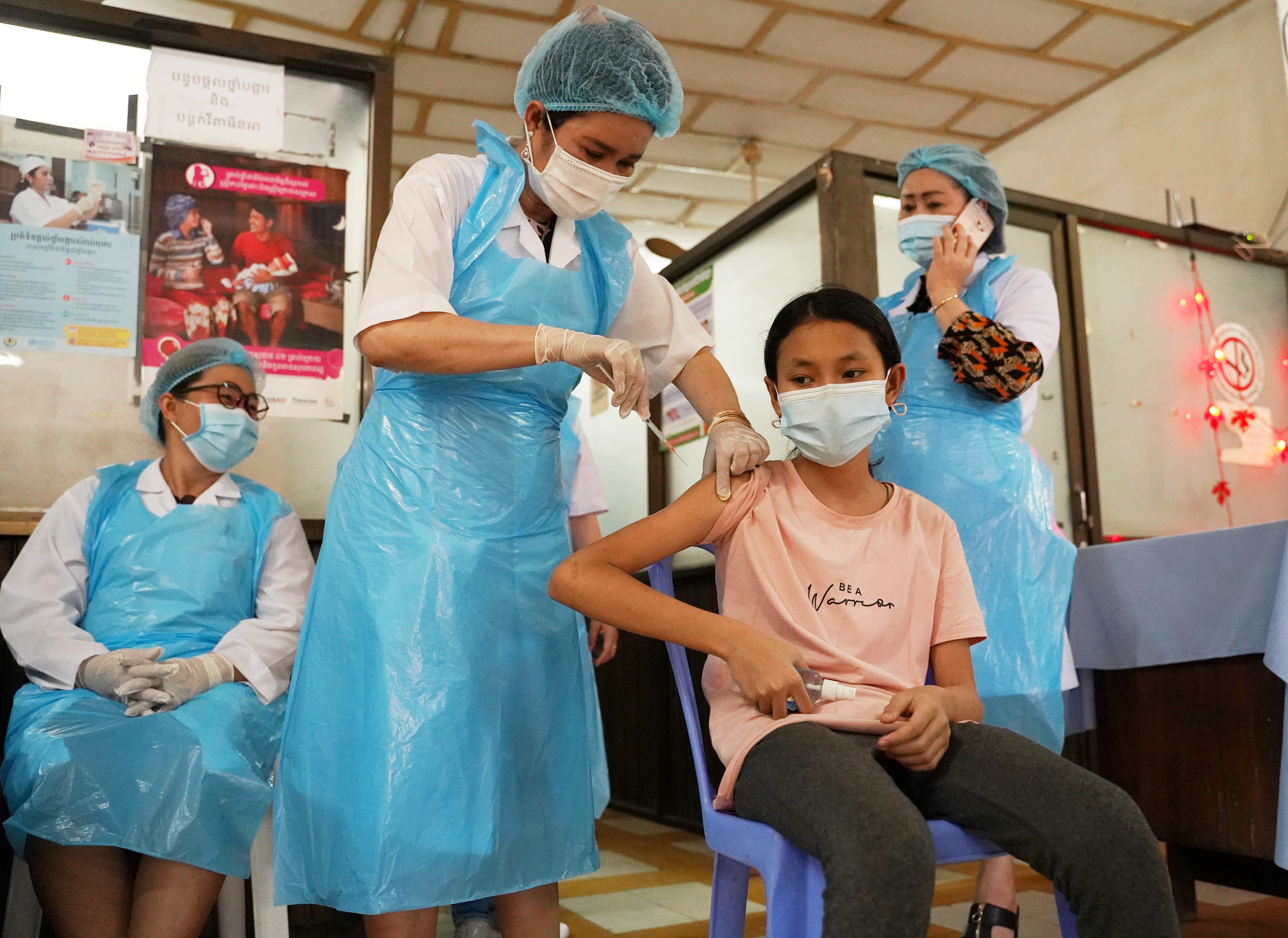 Ya varios países vacunan a los adolescentes contra el COVID-19. Pero no todos los países están de acuerdo. Podría ser una barrera para alcanzar la inmunidad de rebaño/REUTERS/Cindy Liu
