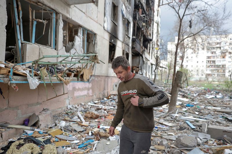 Un residente local camina sobre los escombros de un edificio residencial dañado por un ataque militar ruso en Severodonetsk.