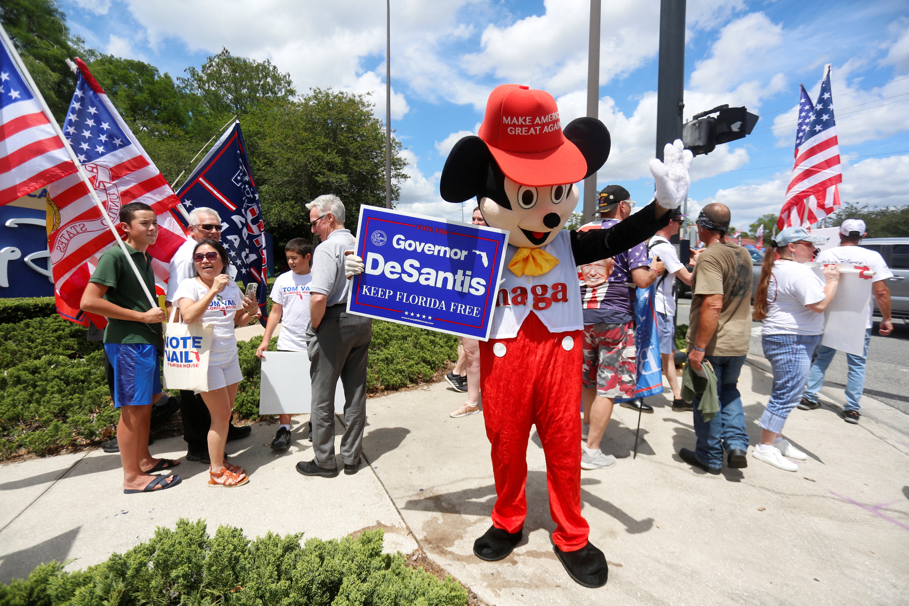 Personas a favor de la ley de derechos parentales manifestándose en contra de Disney en el centro de la Florida
