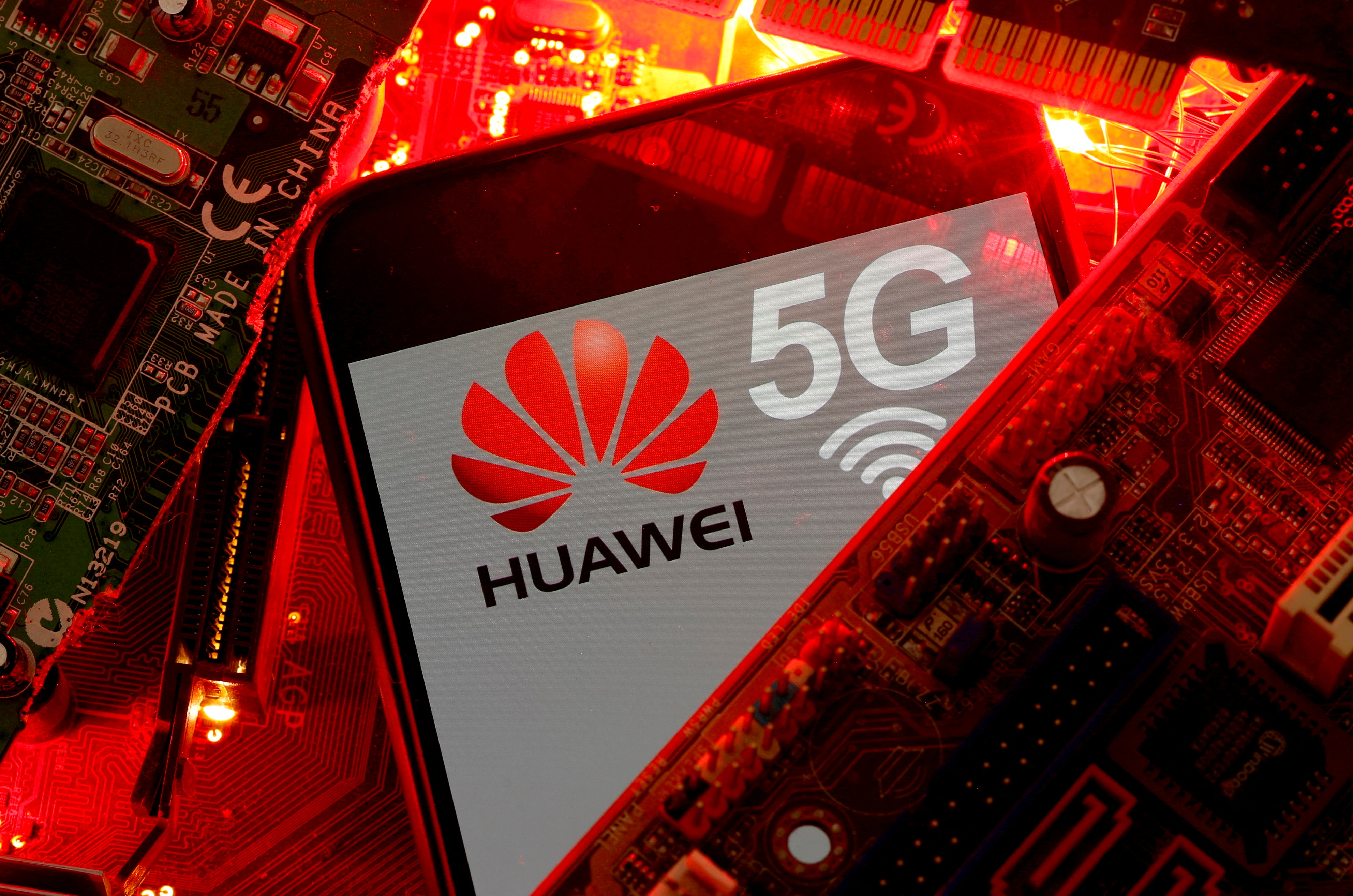 FOTO DE ARCHIVO: Un teléfono inteligente con el logotipo de Huawei y la red 5G se ve en la placa base de una PC en esta imagen ilustrativa tomada el 29 de enero de 2020. REUTERS/Dado Ruvic/File Photo