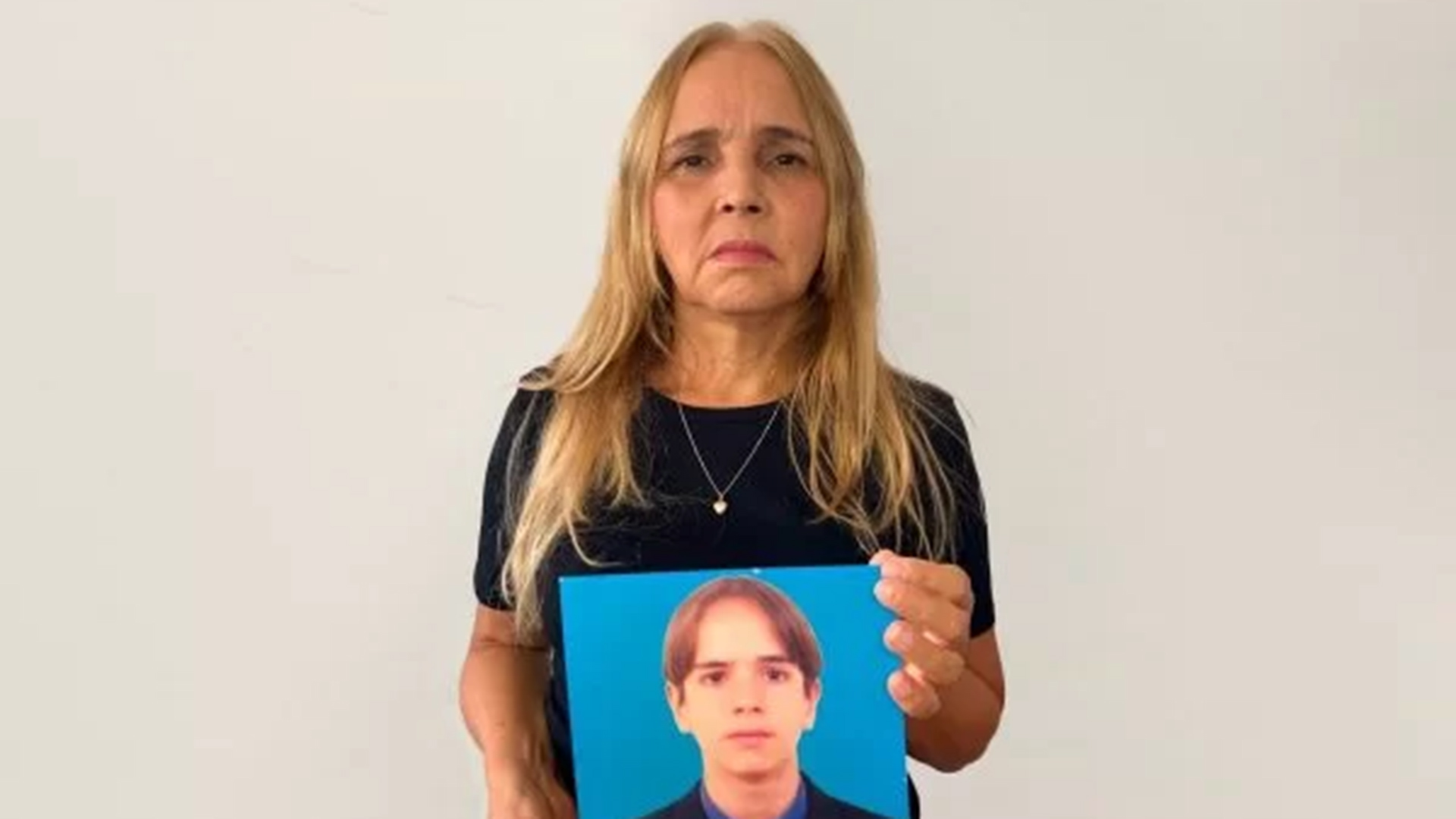 Foto de archivo: Marion Terra, la madre del joven asesinado en 2001, posa con una imagen de su hijo
